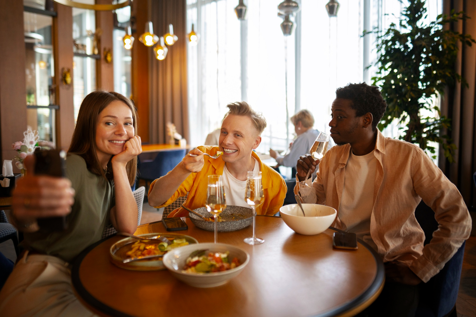 A group of friends eating together | Source: Freepik