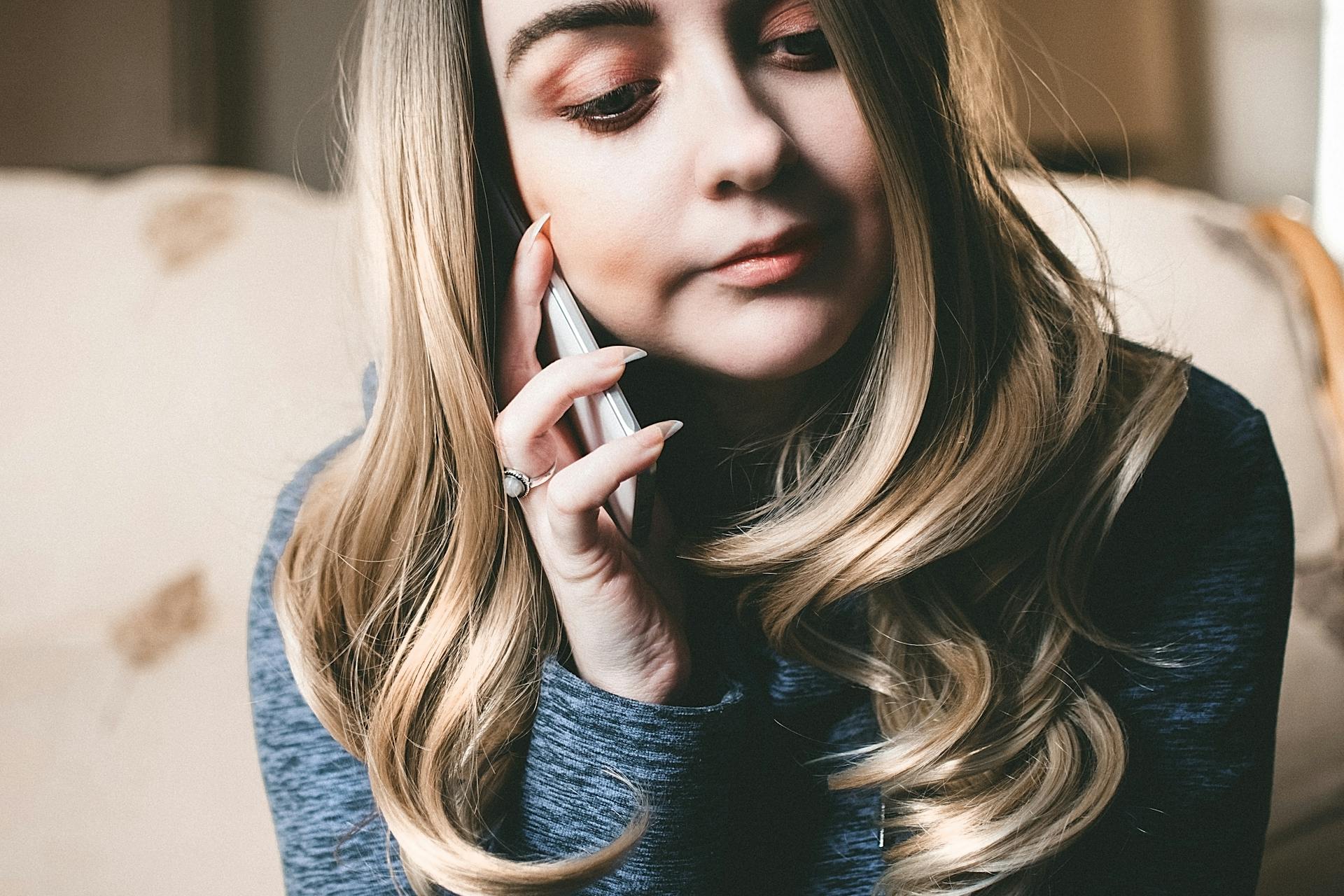A woman speaking on her cell phone | Source: Pexels