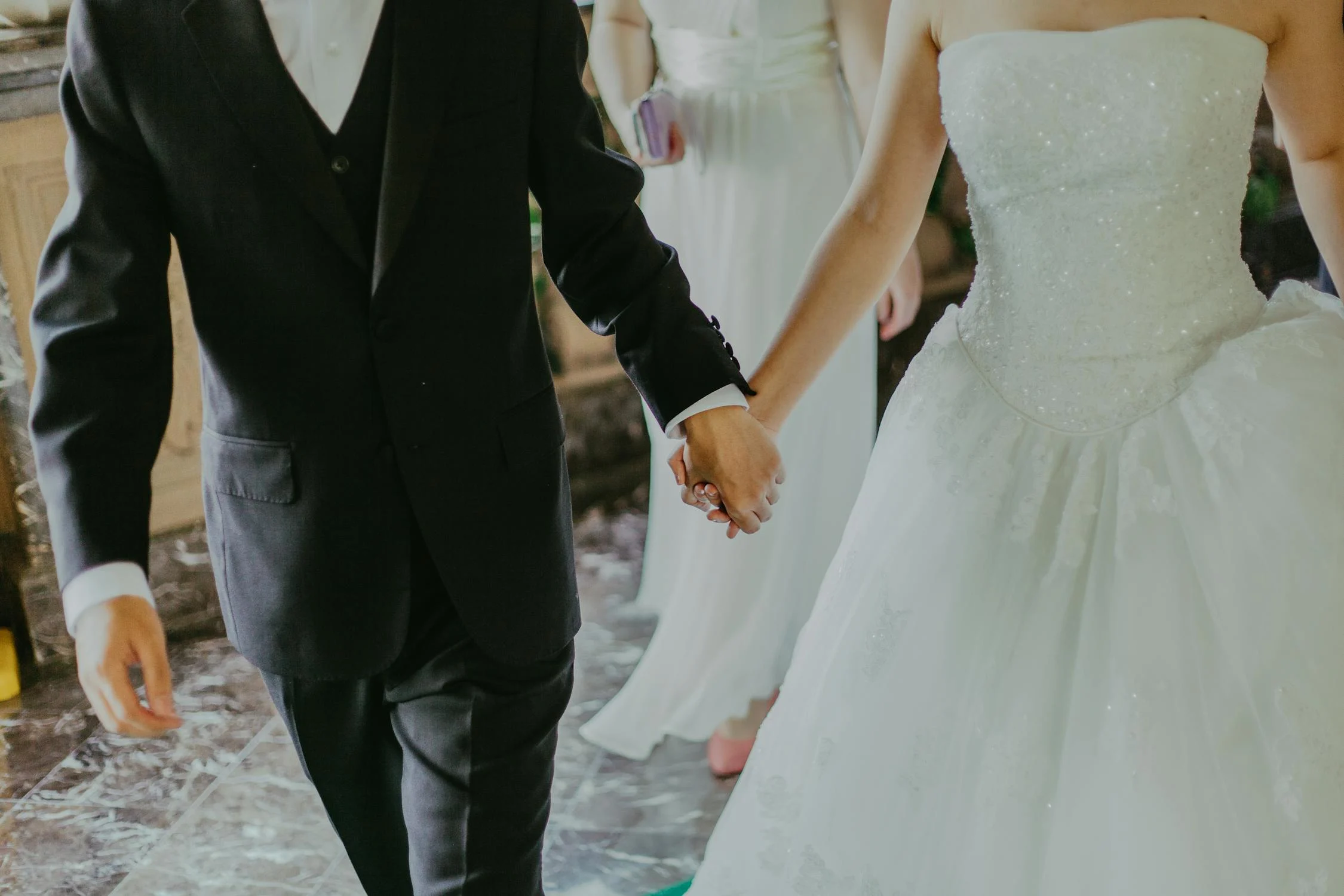A bride and groom walking | Source: Pexels