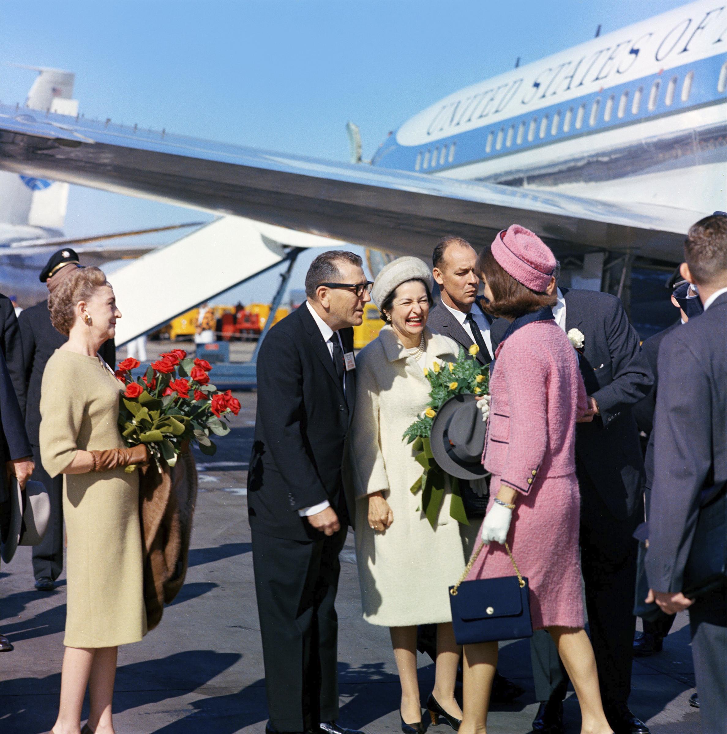 Jacqueline Kennedy greeting officials upon arrival at Dallas Love Field airport on November 22, 1963, in Texas. | Source: Getty Images