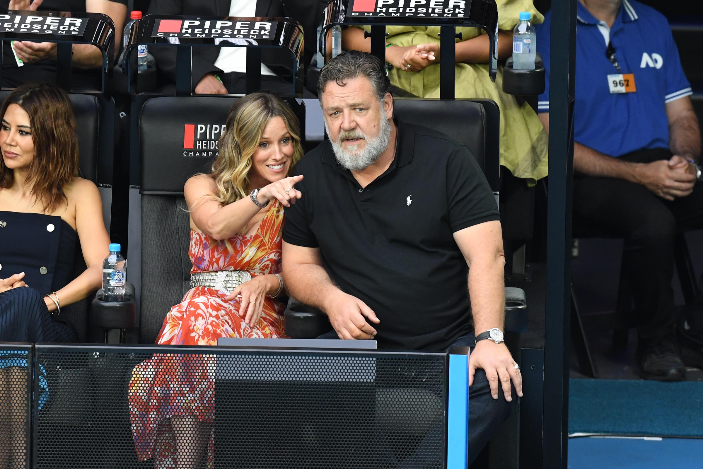 Russell Crowe attended the Women’s Singles Final match at the 2023 Australian Open on January 28, sitting courtside with his girlfriend, Britney Theriot, in Melbourne. Dressed in a black polo and jeans, he appeared relaxed and low-key as he watched the match, still carrying a heavier frame before revealing his 55-pound weight loss.