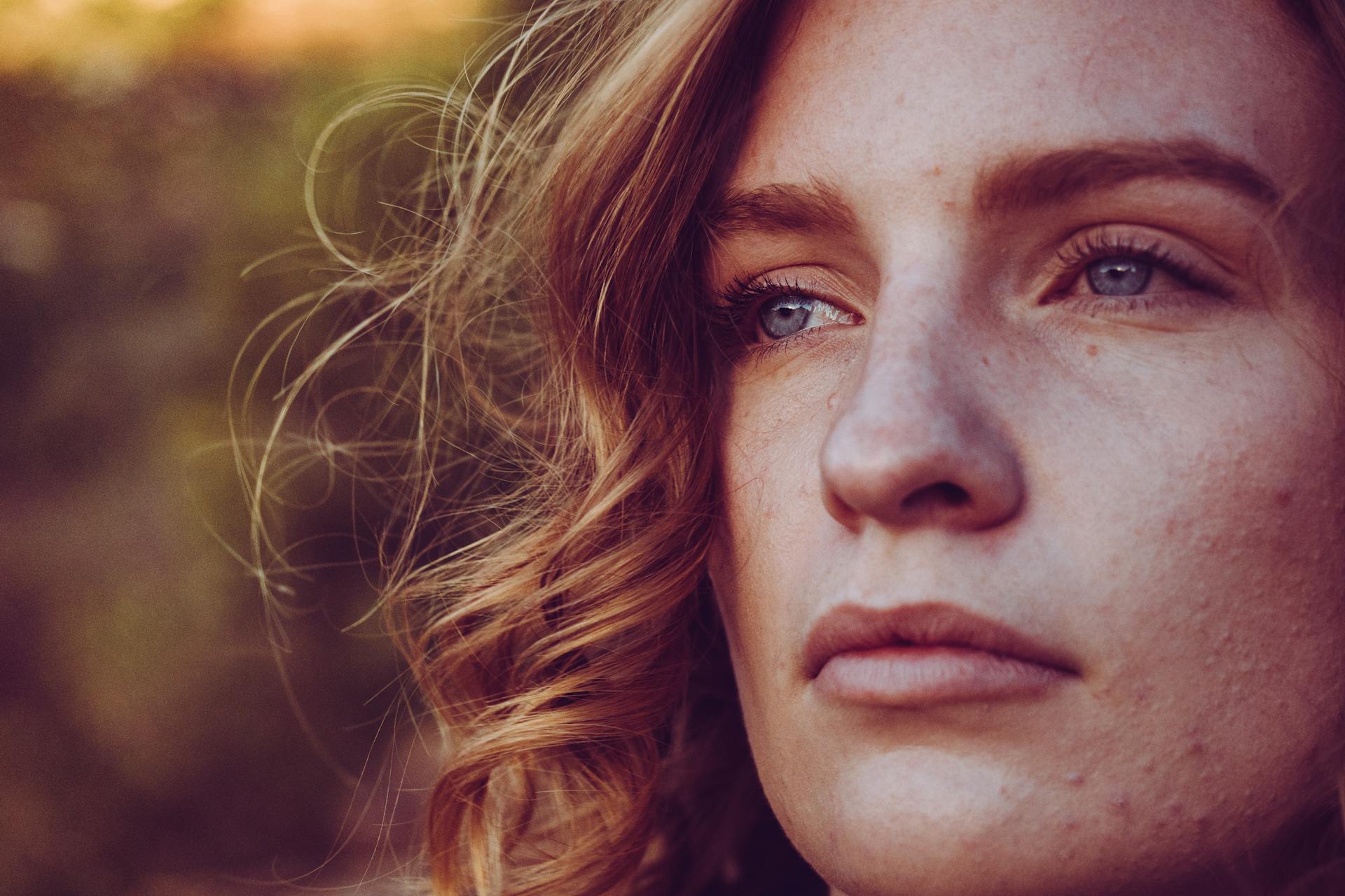 A woman staring at something | Source: Pexels