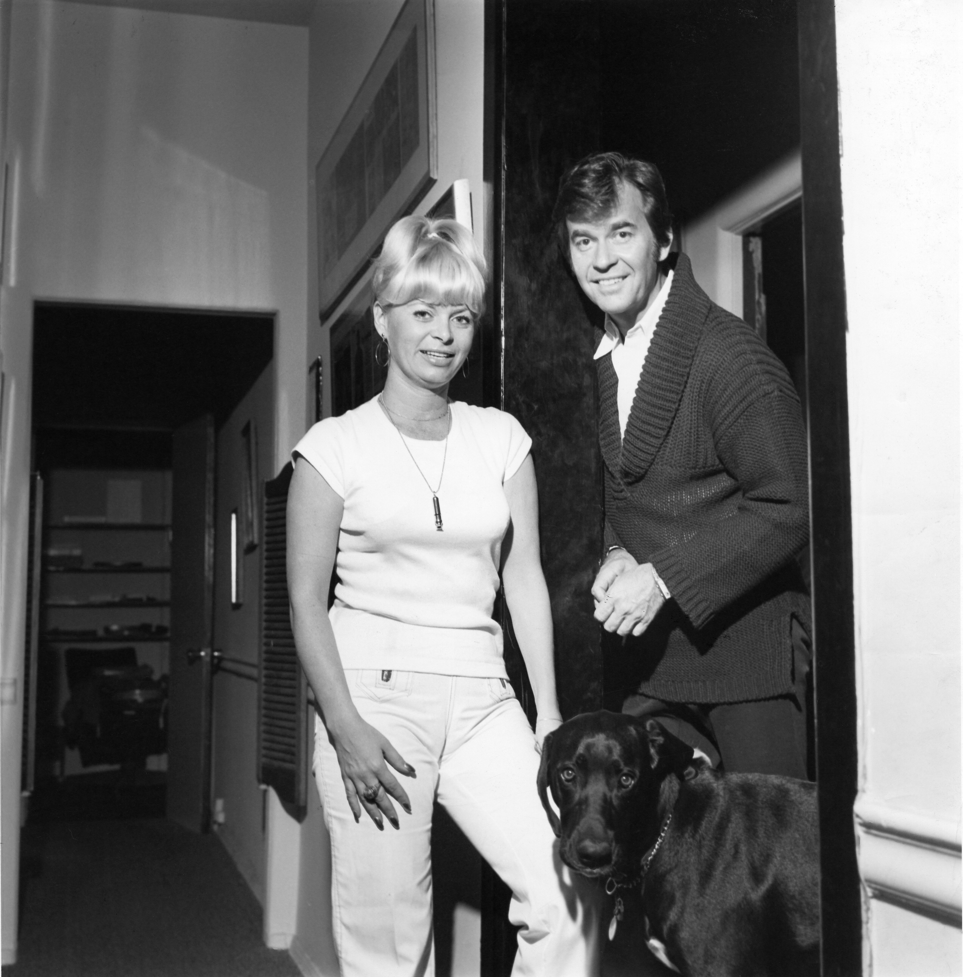 Dick Clark with Kari Wigton in April 1976 in Los Angeles, California | Source: Getty Images