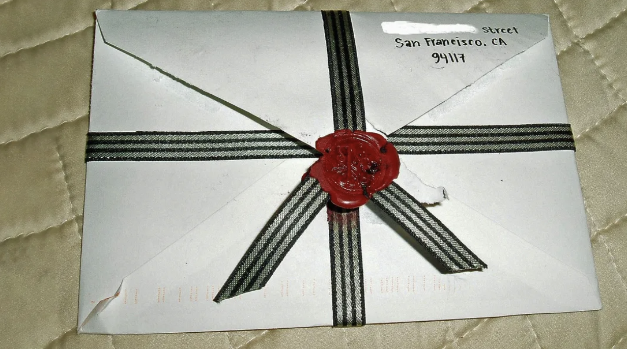 A white envelope | Source: Shutterstock