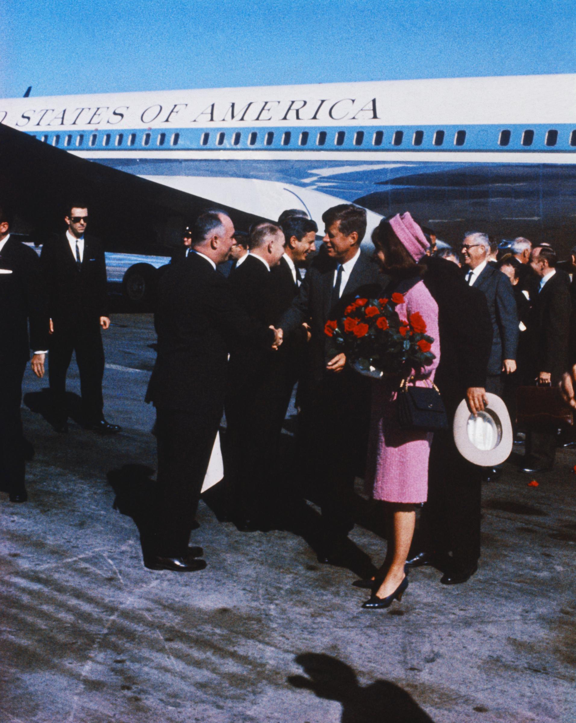 Late president John F. Kennedy and former first lady Jacqueline Kennedy arriving at Dallas Love Field airport on November 22, 1963. | Source: Getty Images