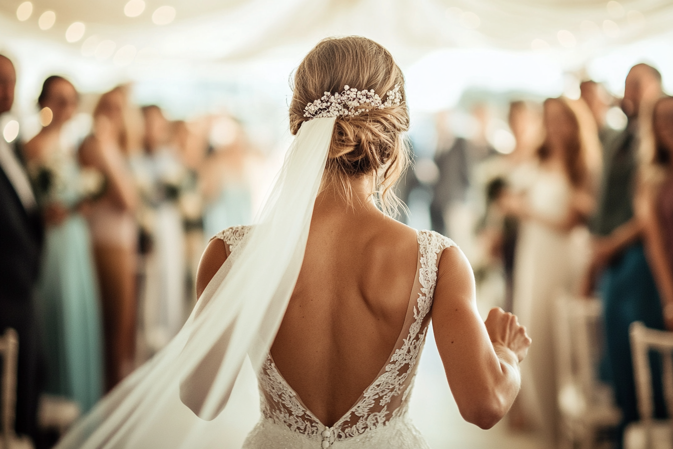 A bride facing her guests | Source: No source