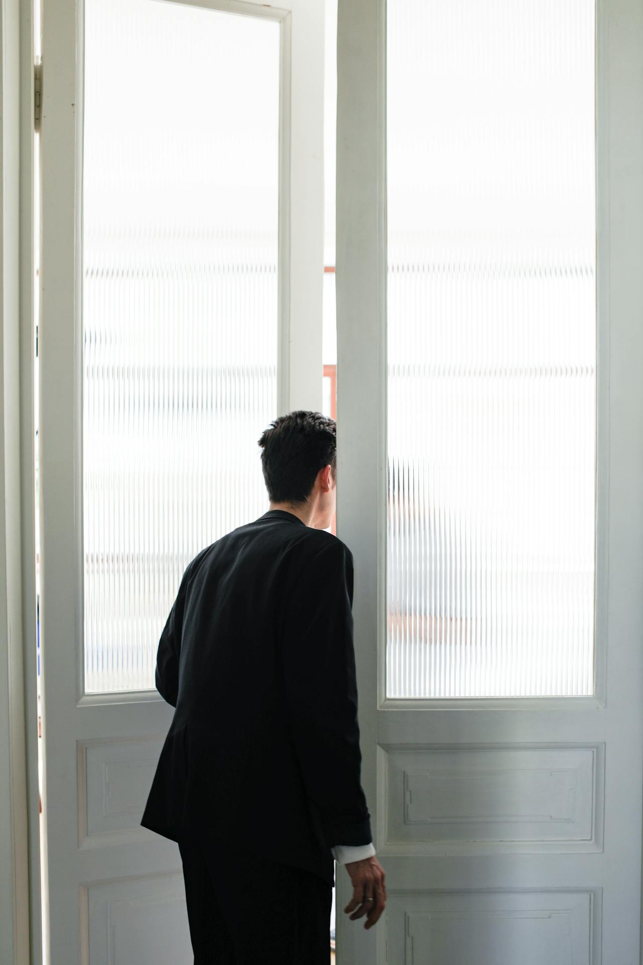 A man standing at the doorway | Source: Pexels
