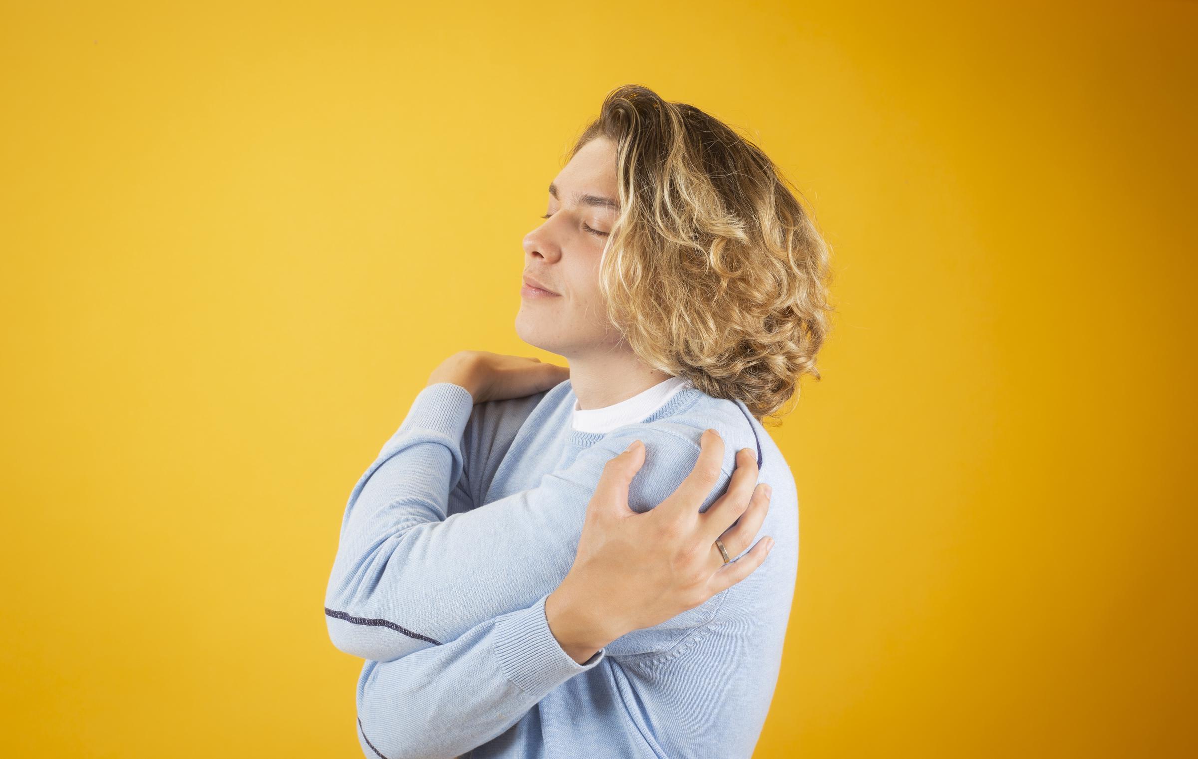 A man hugging himself | Source: Getty Images