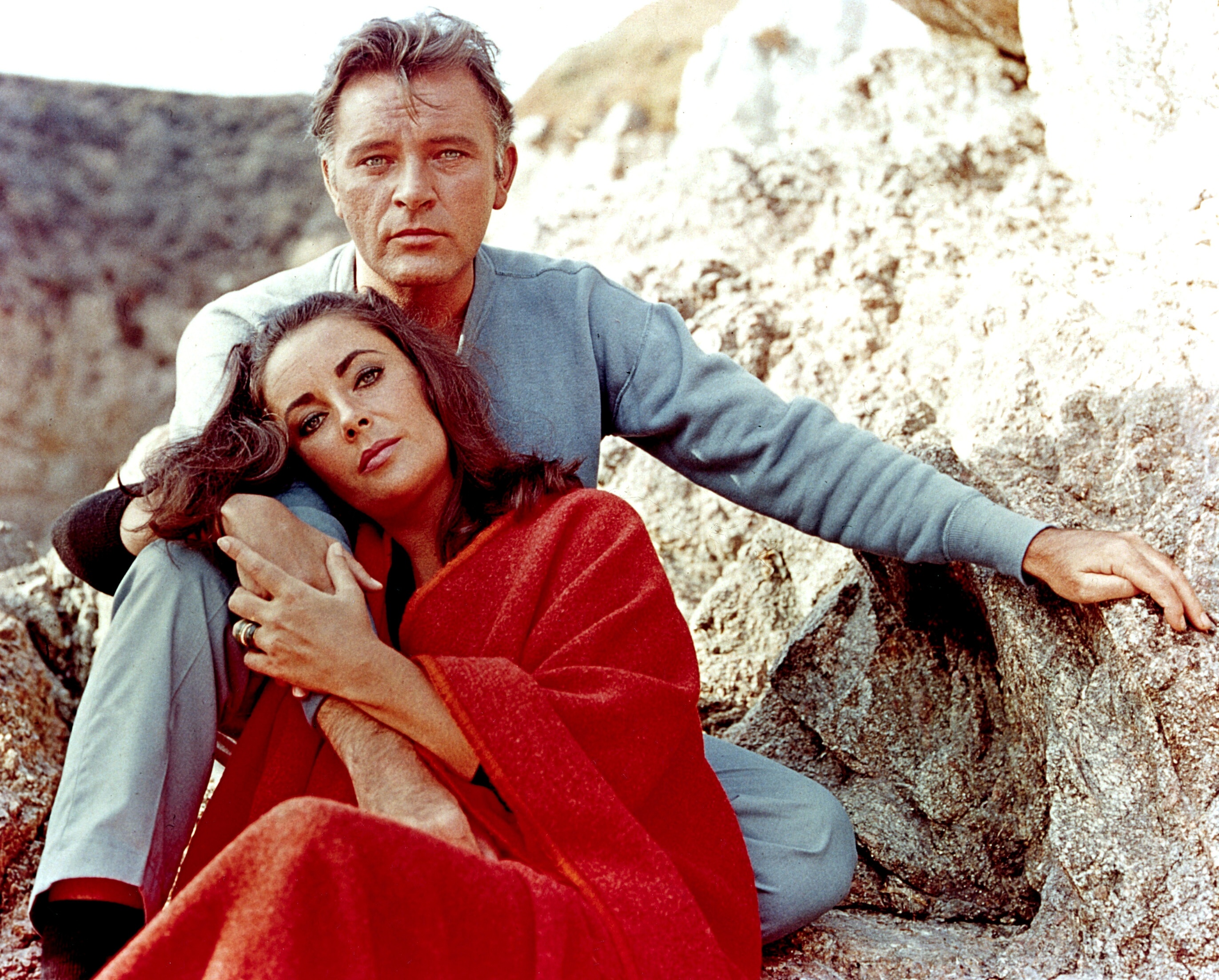 Elizabeth Taylor and Richard Burton on the film set of "The Sandpiper" in 1965 | Source: Getty Images