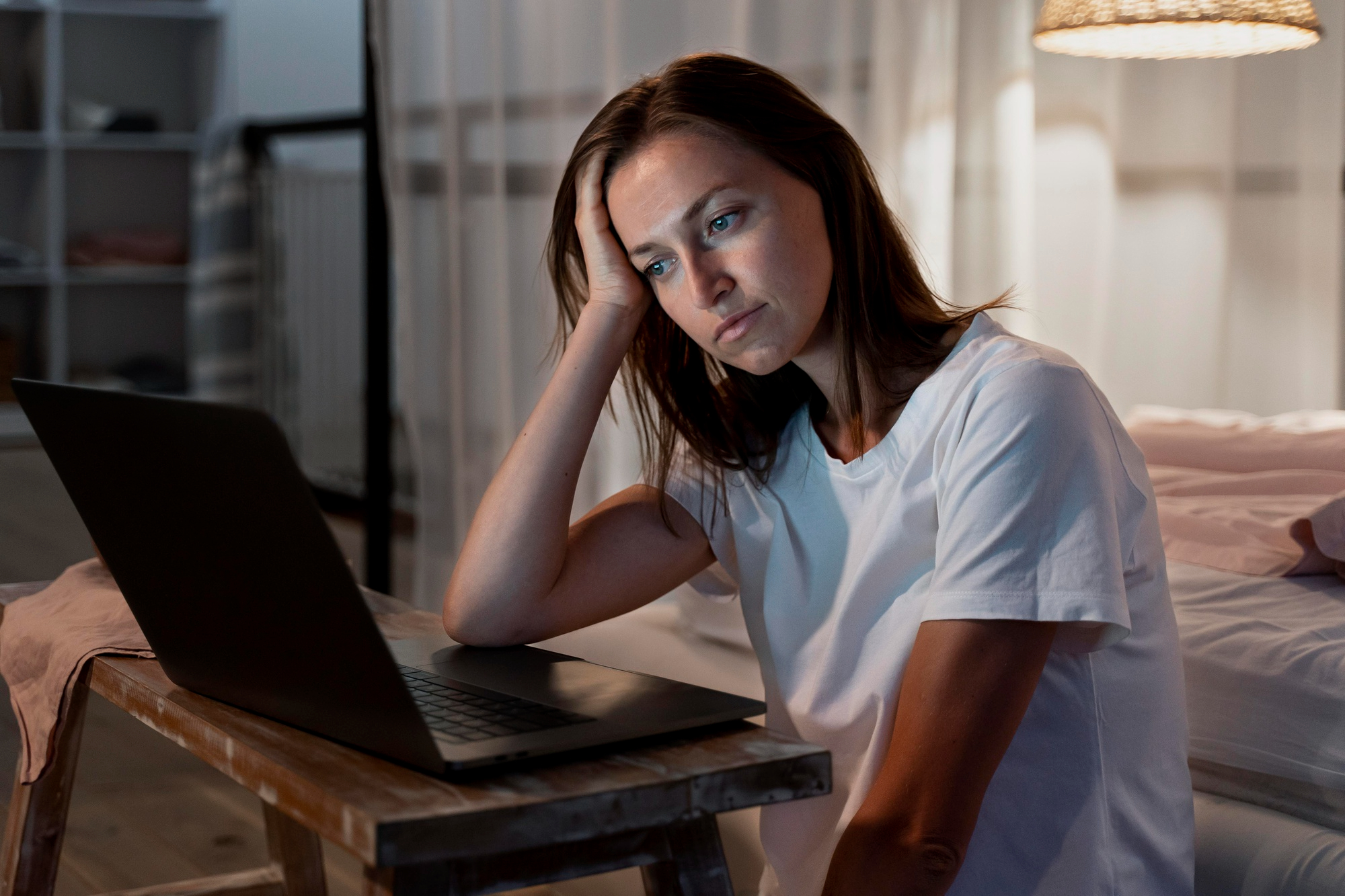 Woman in front of a computer | Source: Freepik