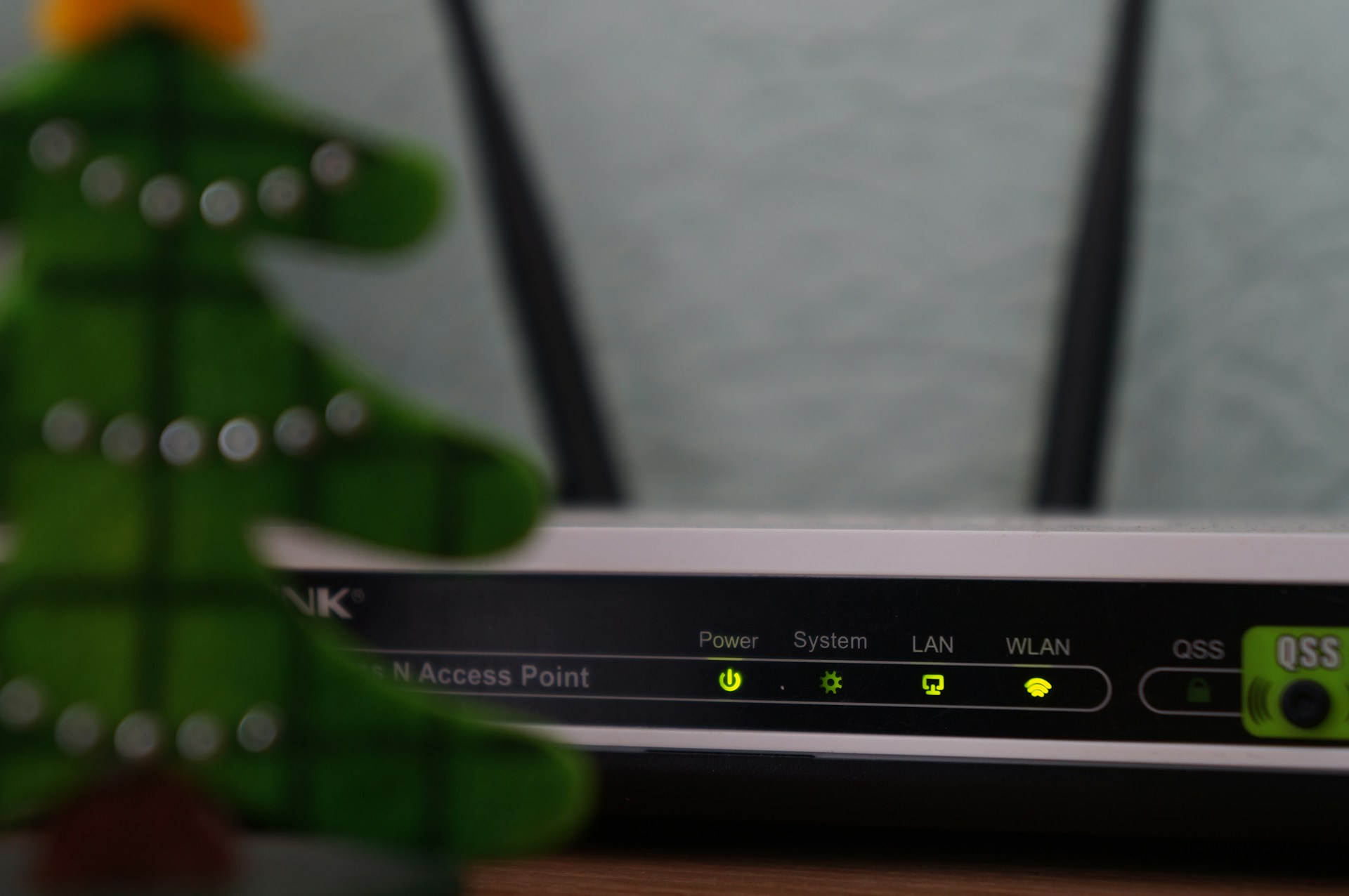 A Wi-Fi router on the table | Source: Unsplash