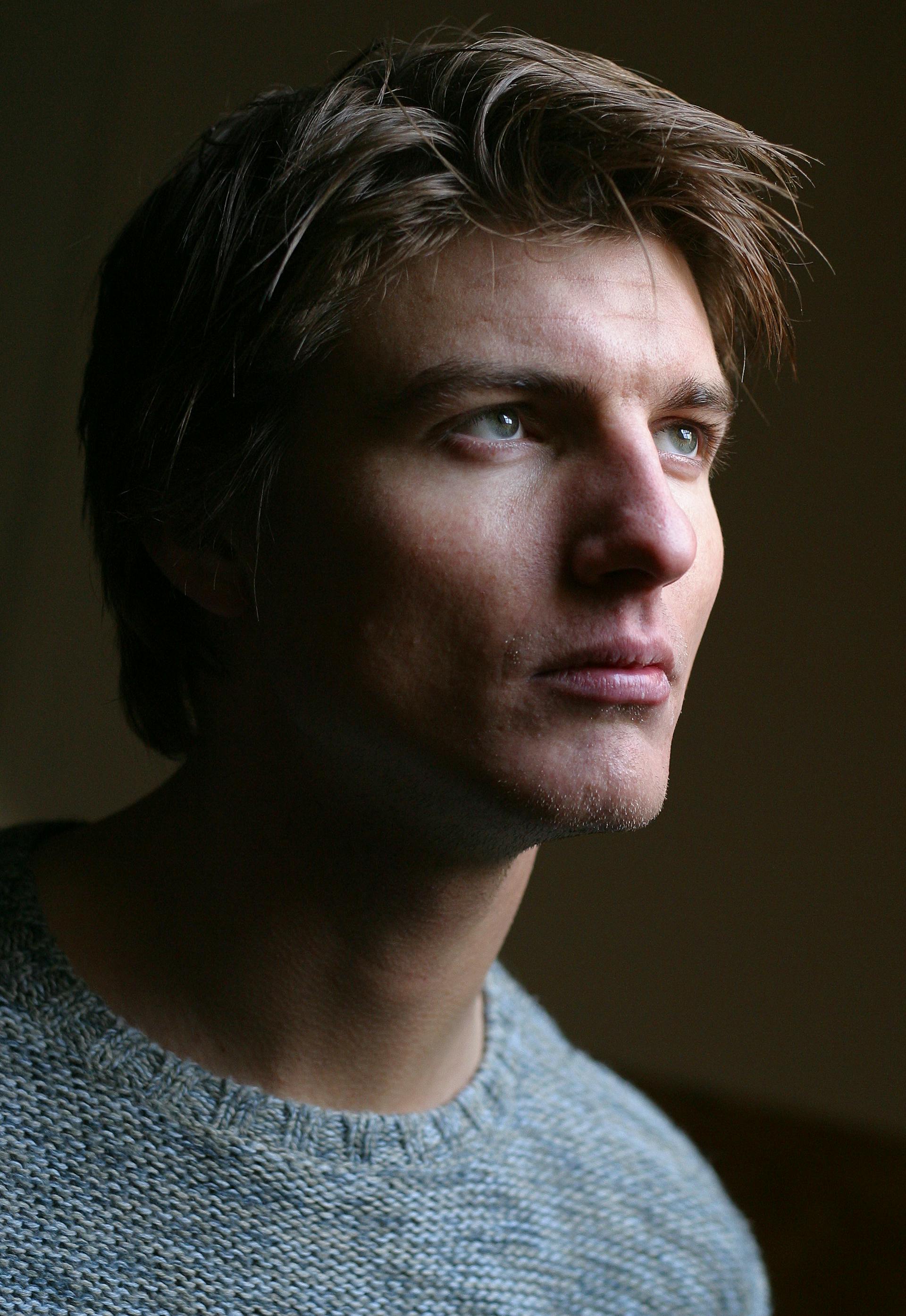 A man staring grimly at someone | Source: Pexels