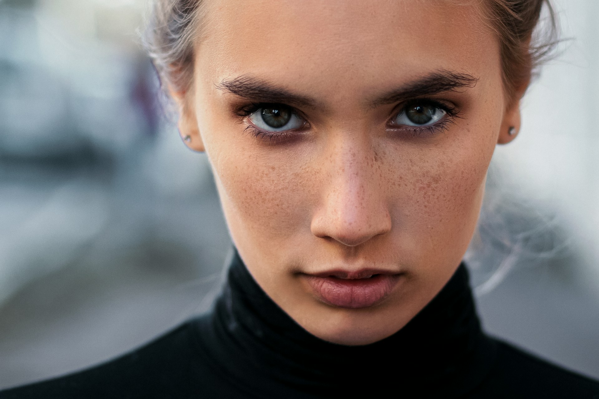 A woman staring at someone | Source: Unsplash