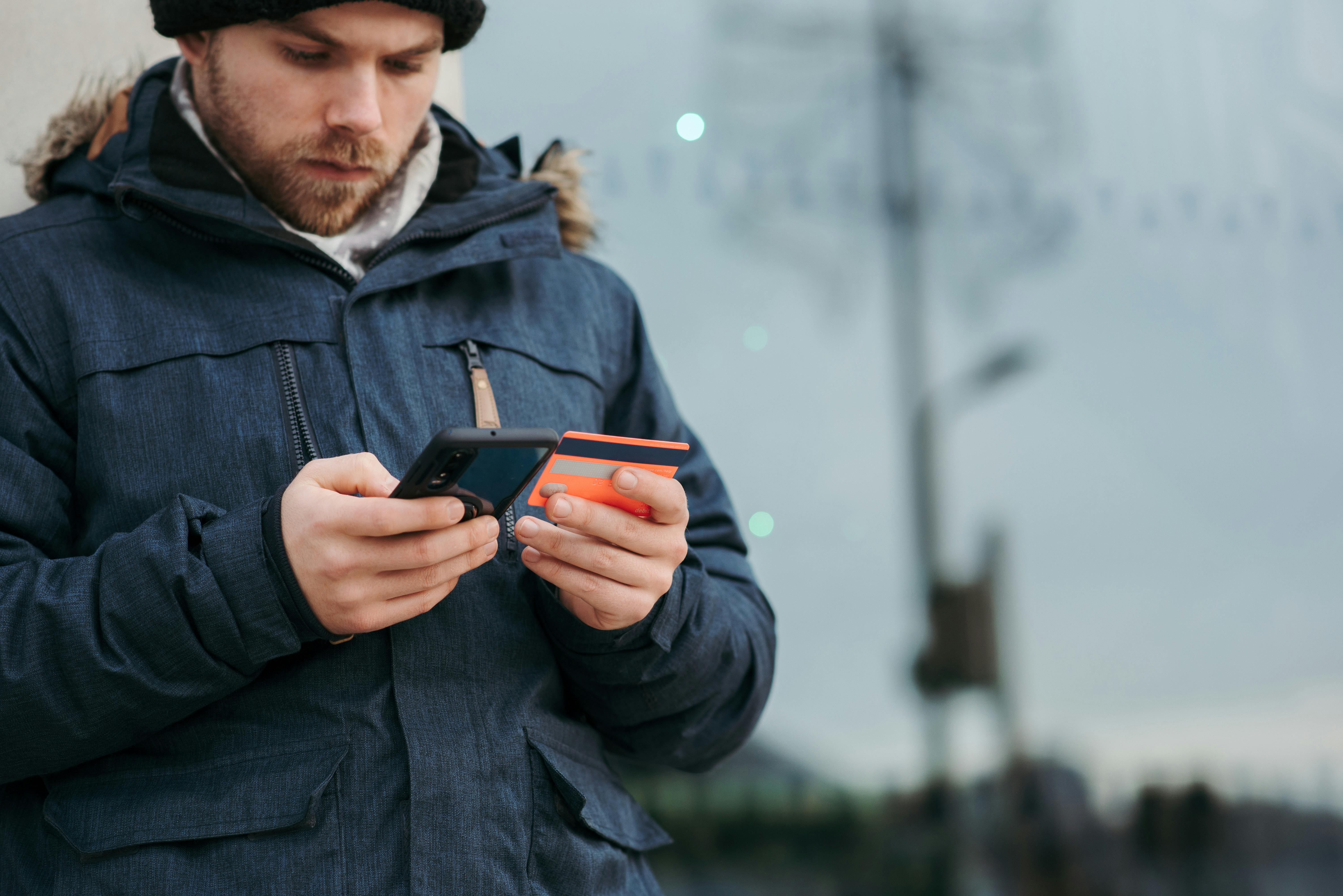 Man with credit card | Source: Pexels