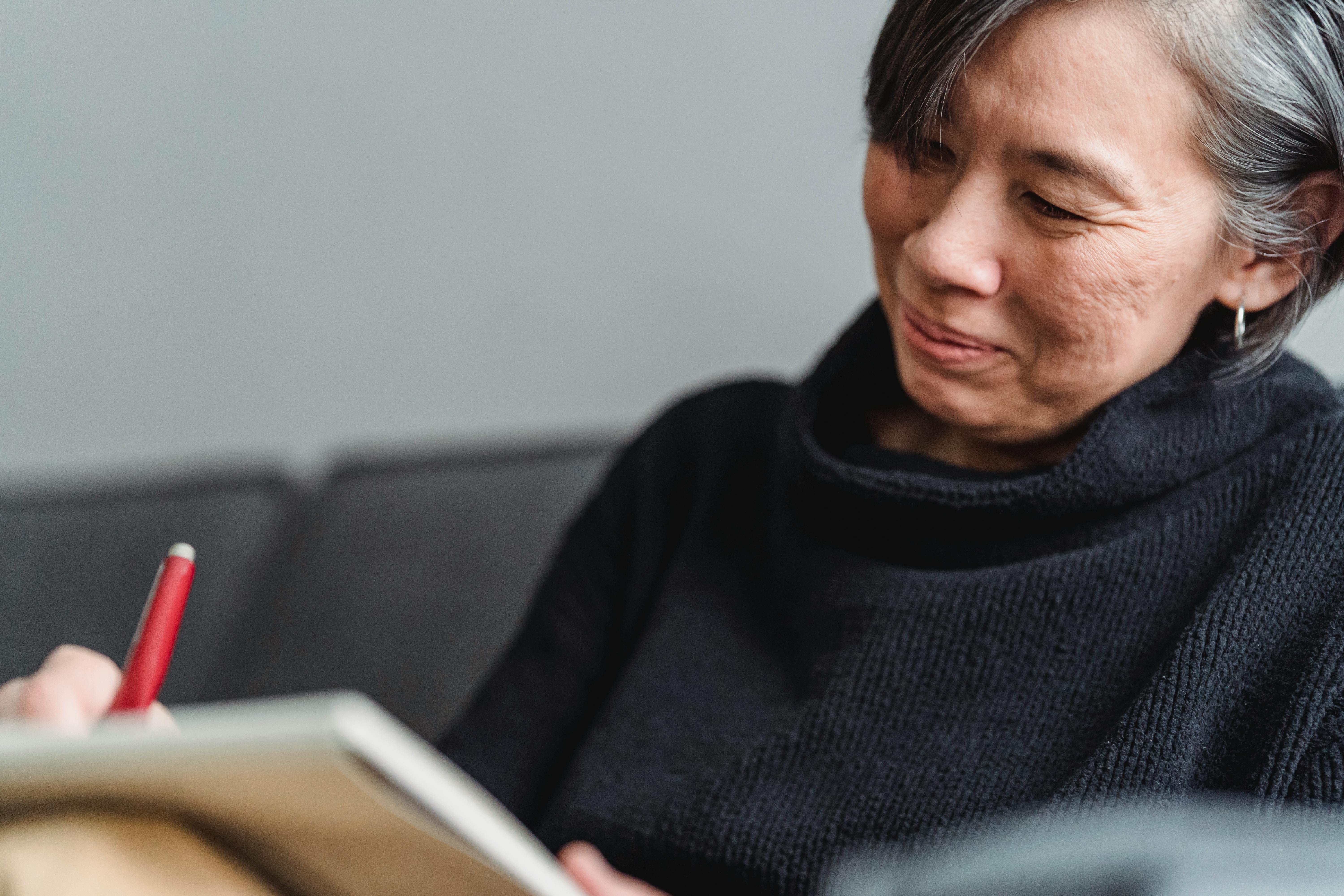 Elderly woman smiling | Source: Pexels