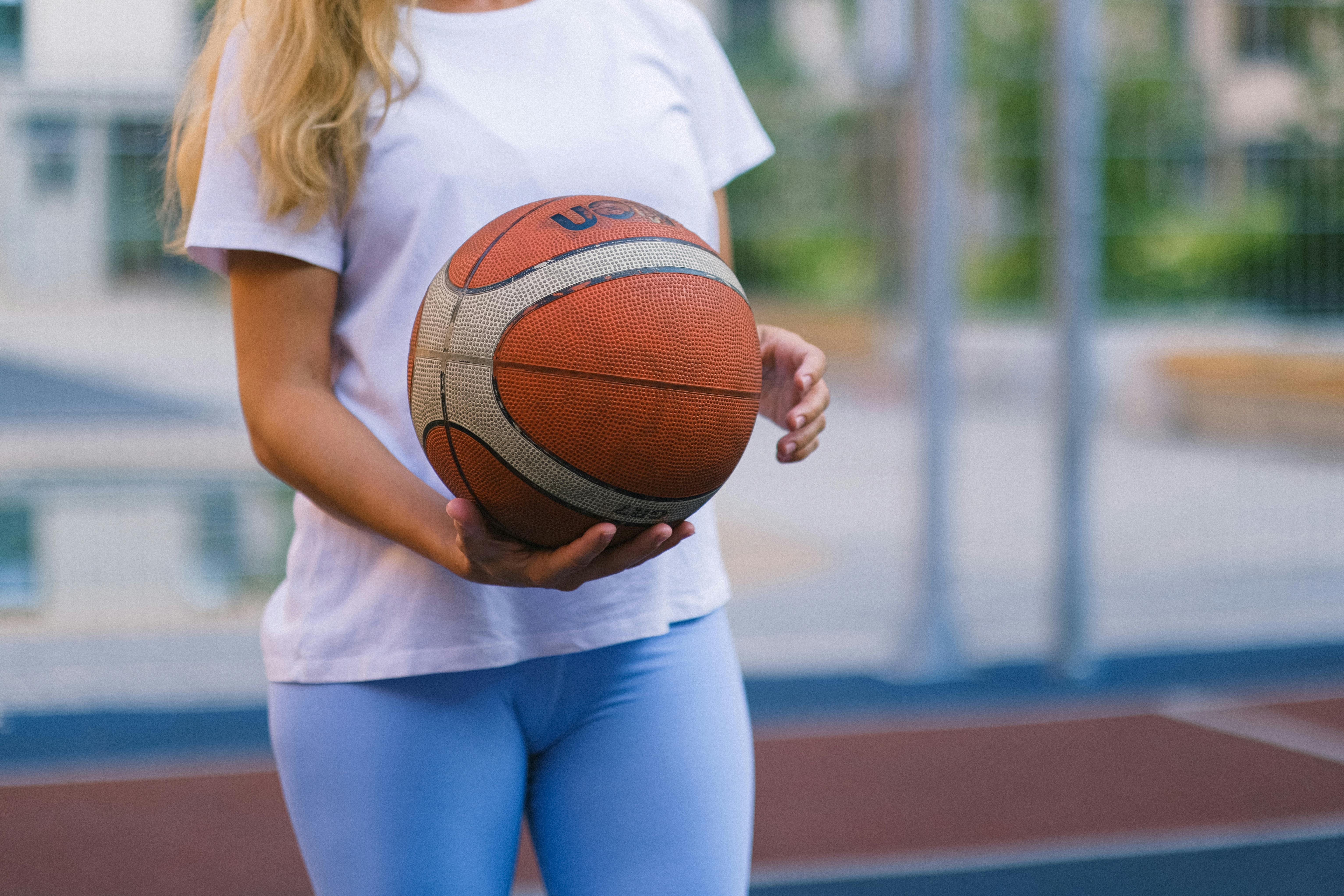 Woman with a basketball | Source: Pexels