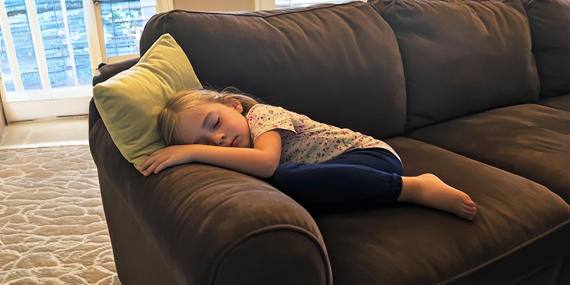 A little girl sleeping on a couch | Source: No source