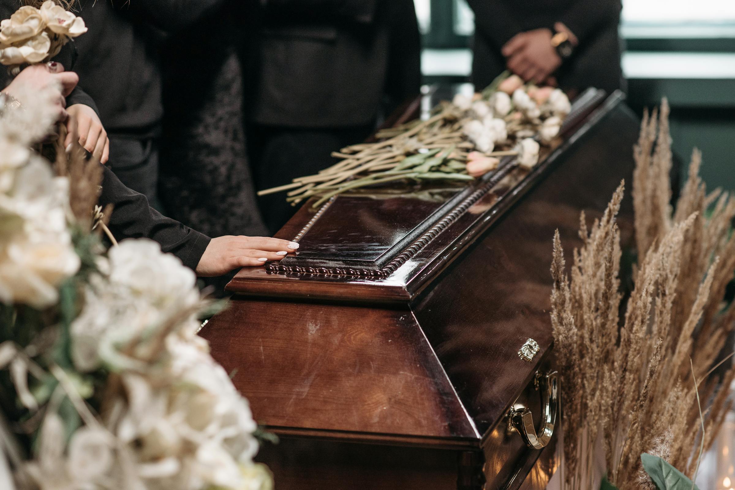 People gathered around a casket at a funeral | Source: Pexels