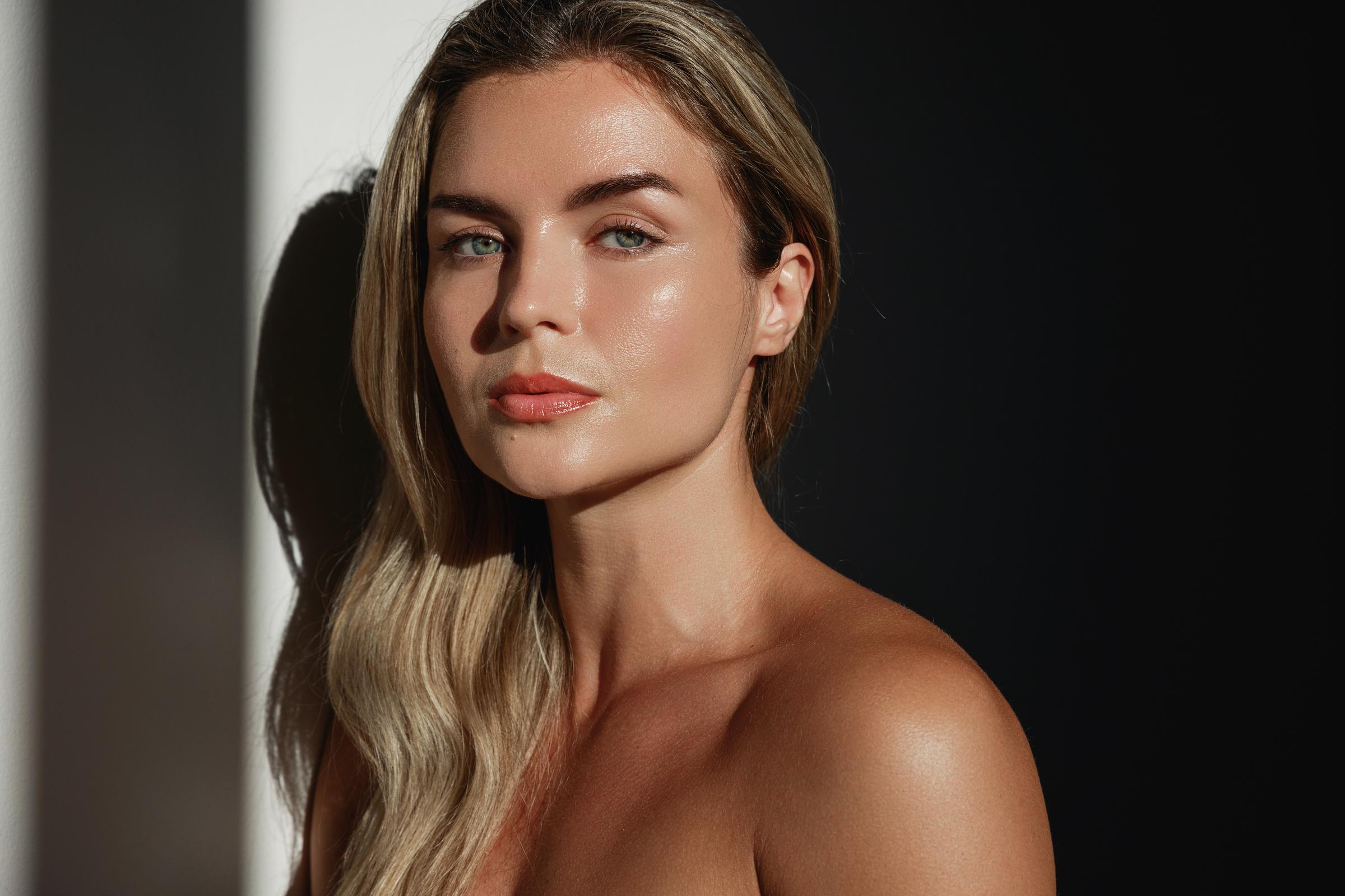 A portrait of a young woman in the sunlight | Source: Getty Images