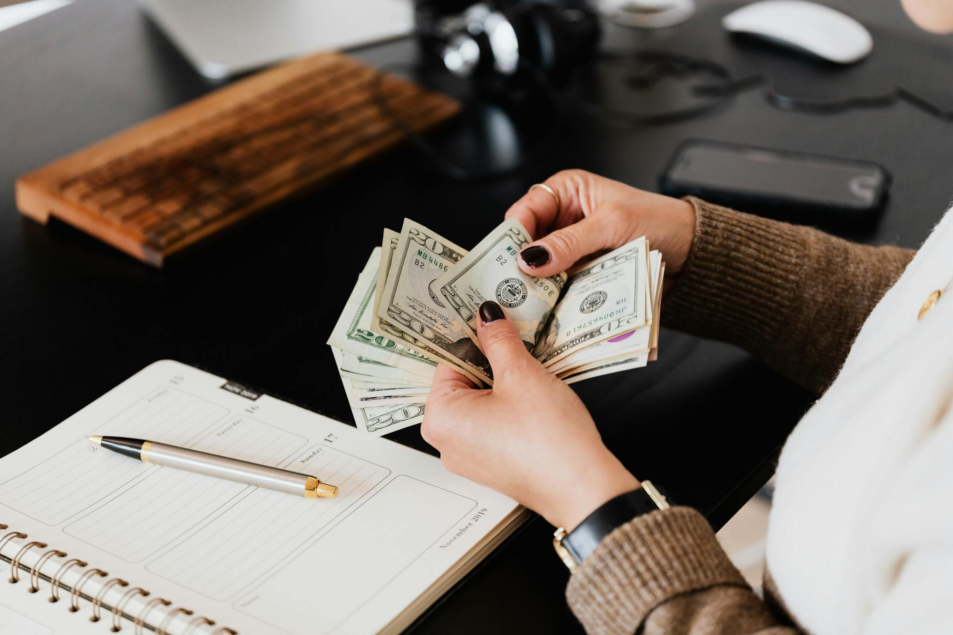 A person counting cash | Source: Pexels