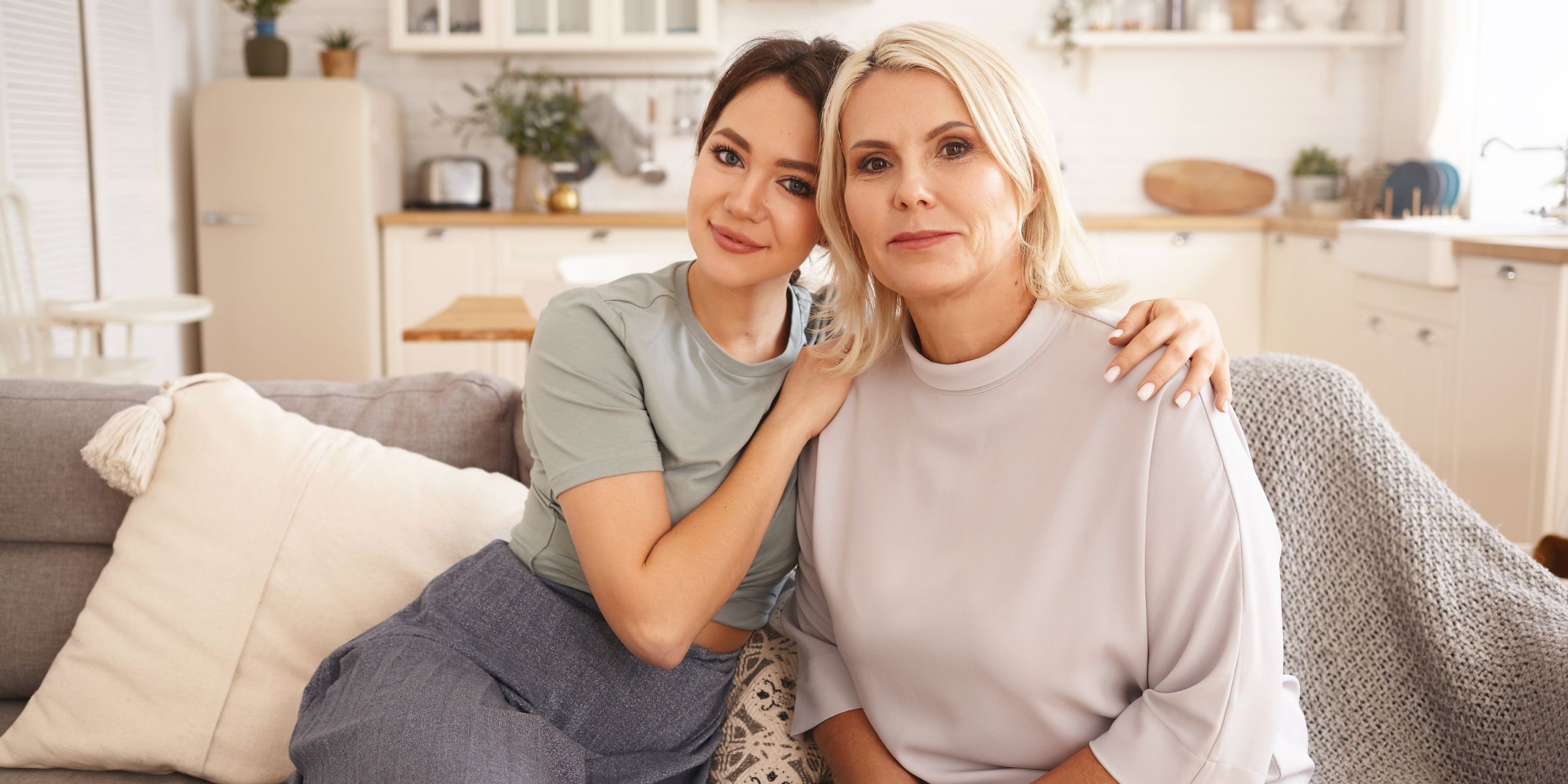 A mother and daughter sitting on a couch | Source: Freepik