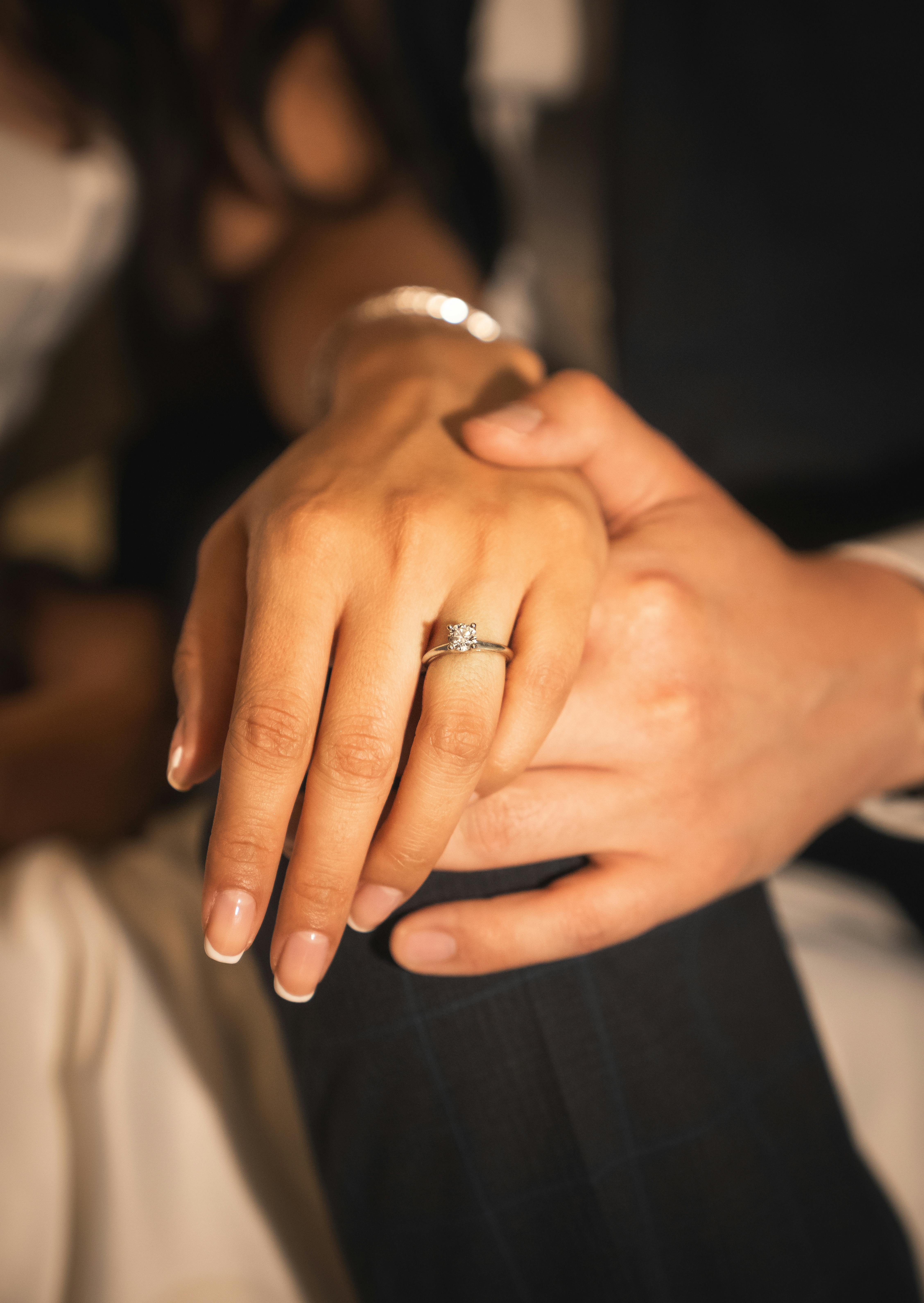 An engaged couple | Source: Pexels