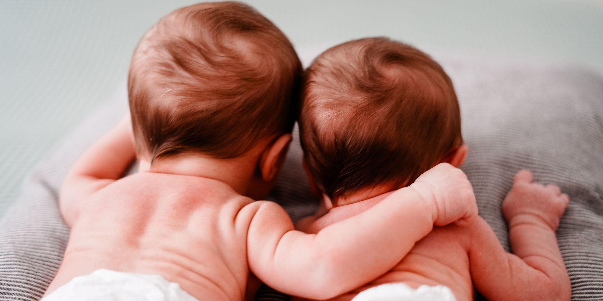 Newborn twins doing tummy time | Source: Pexels