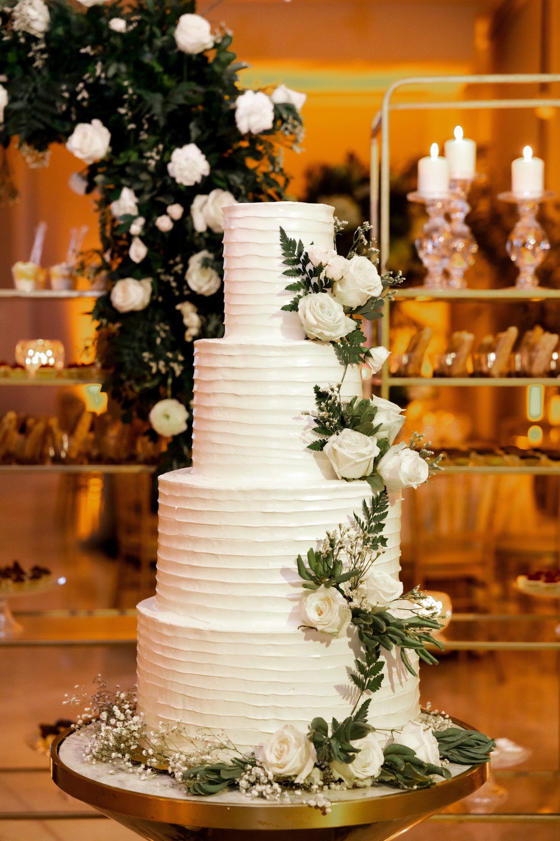 A stunning wedding cake | Source: Unsplash