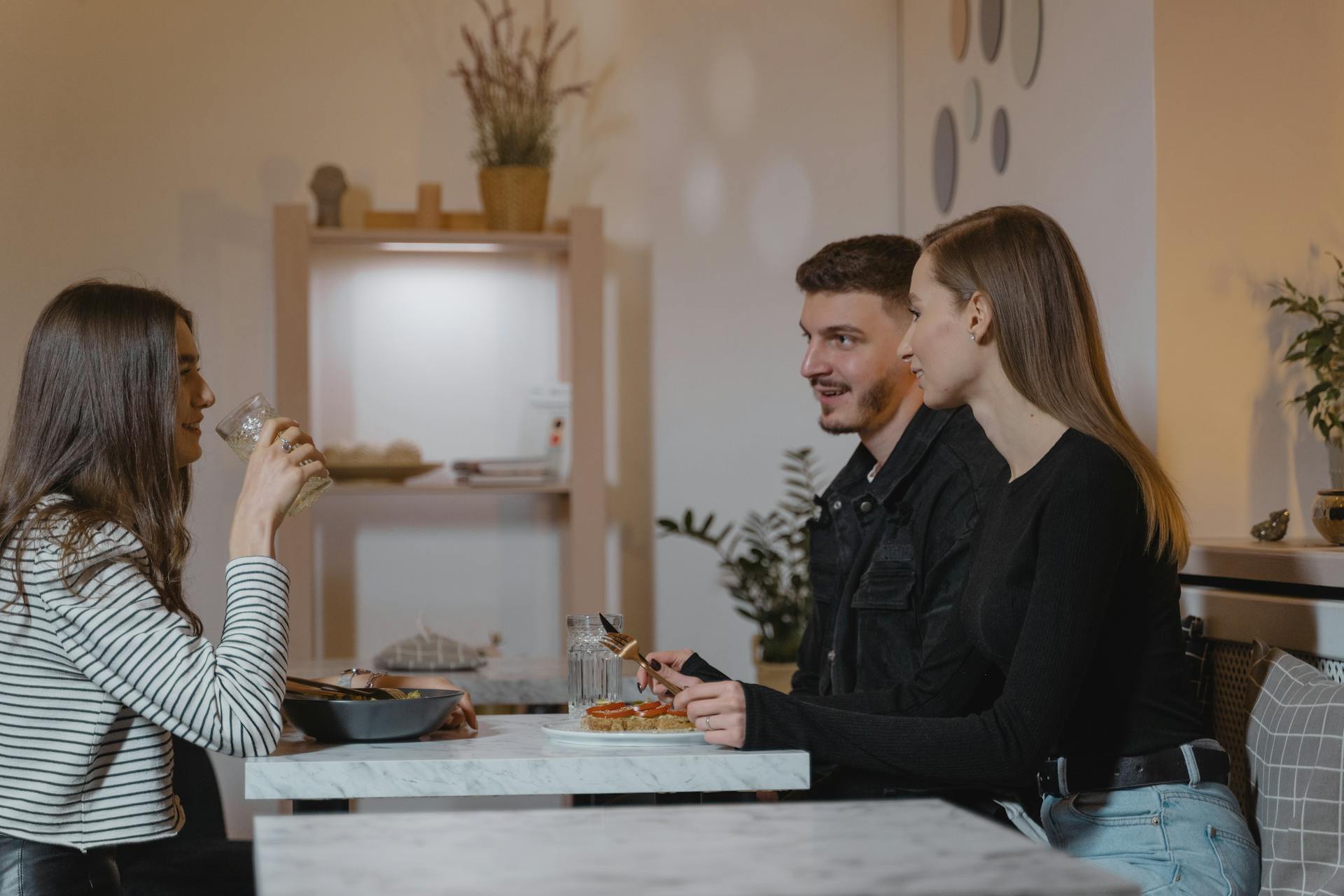 People having a conversation during dinner | Source: Pexels