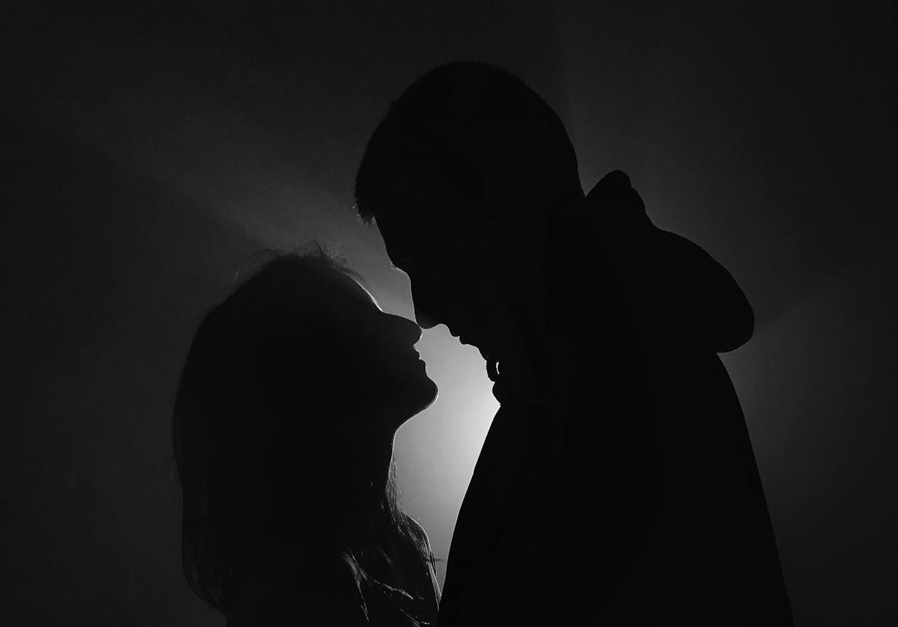 Silhouette of a couple standing face-to-face | Source: Pexels