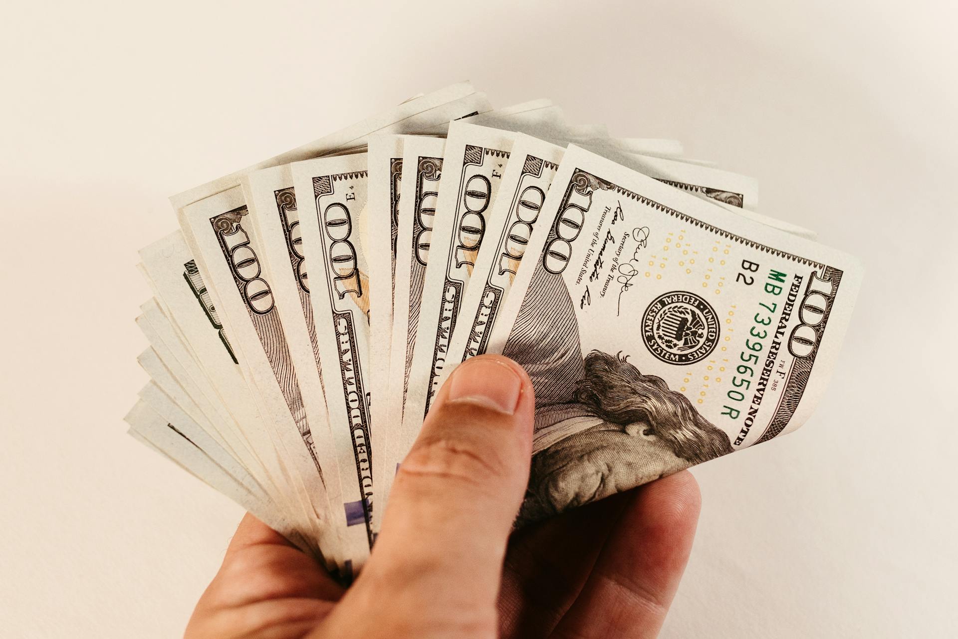A man holding money | Source: Pexels