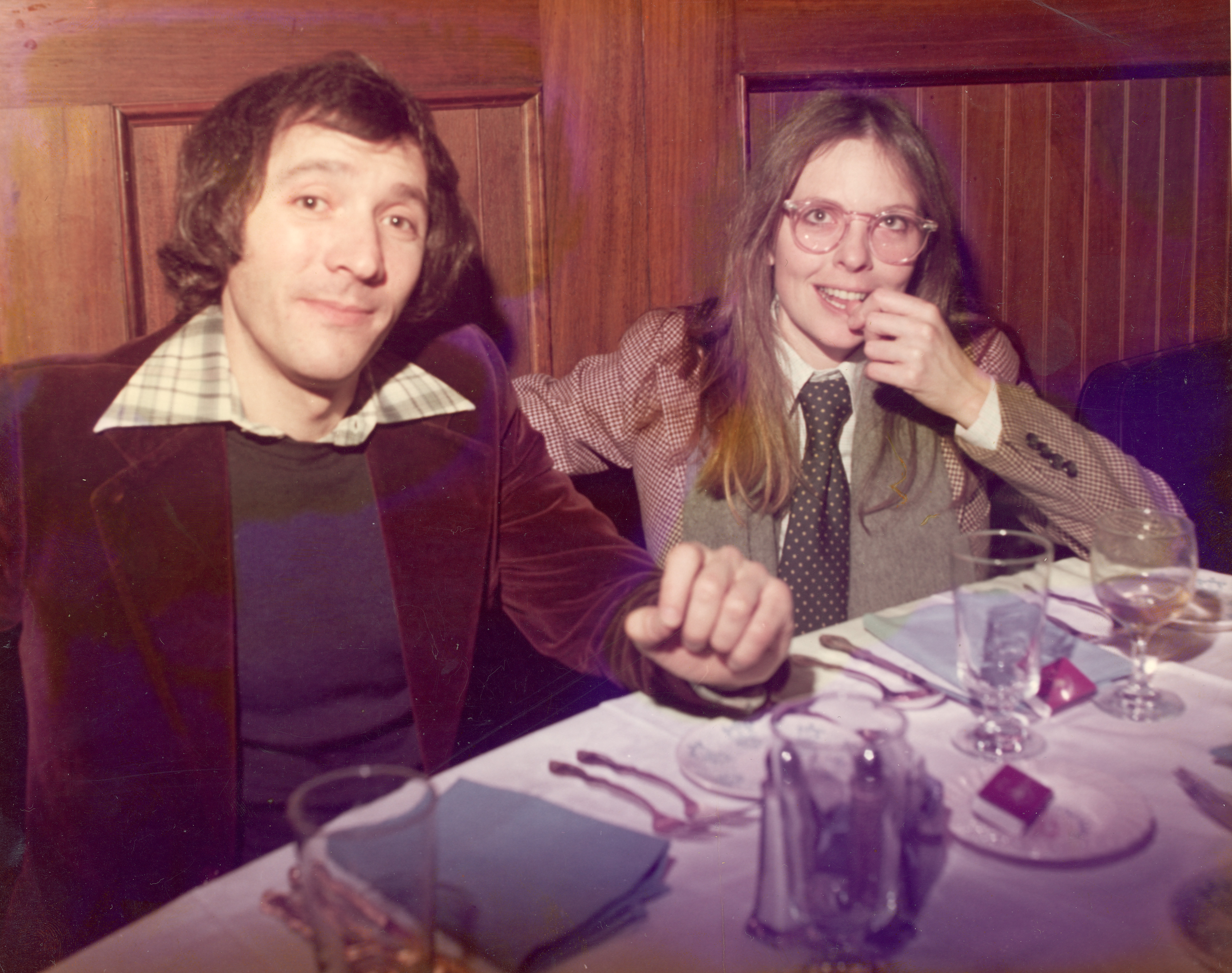 Diane Keaton and an unidentified man sit at a table in a restaurant, circa 1980. | Source: Getty Images