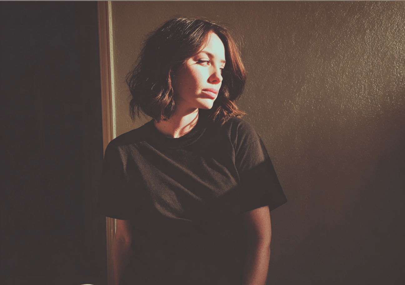 A pensive woman sitting on the floor | Source: No source