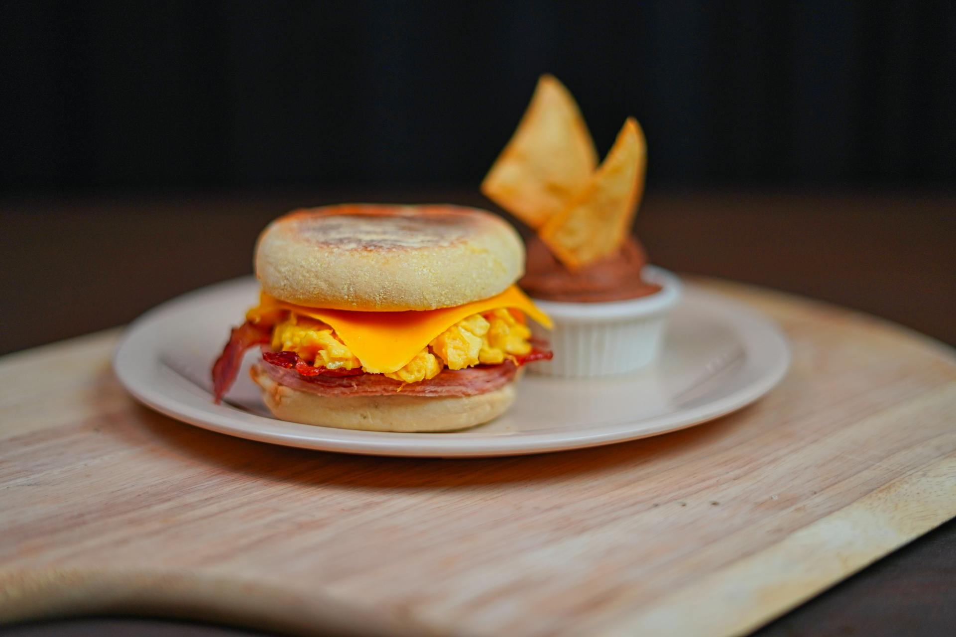 A sandwich with a dip on the plate | Source: Pexels