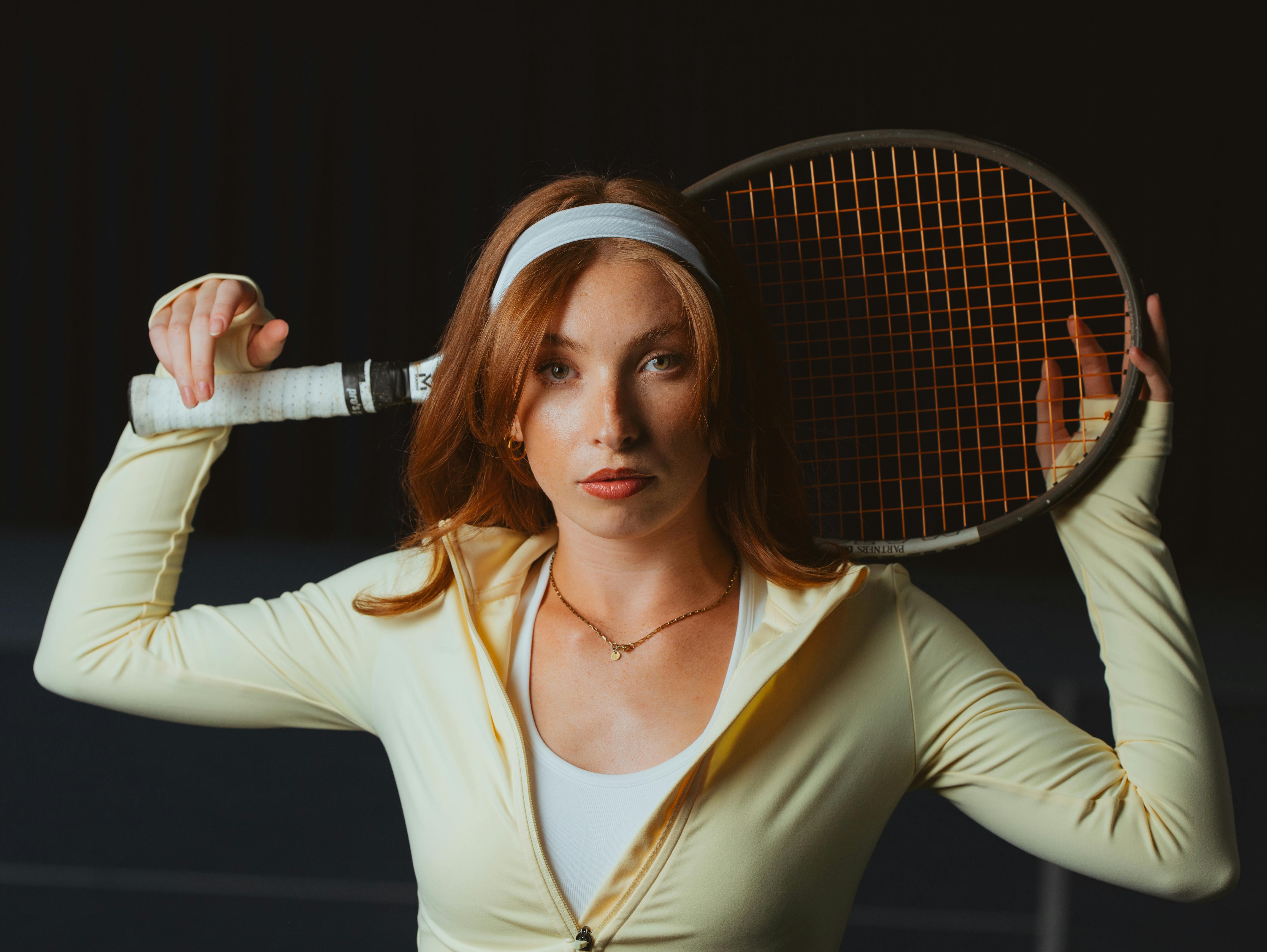 Woman holding a tennis racket | Source: Pexels