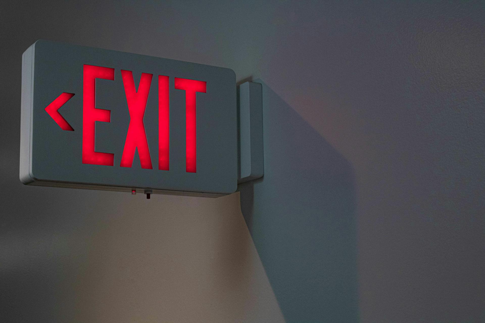An exit sign | Source: Pexels