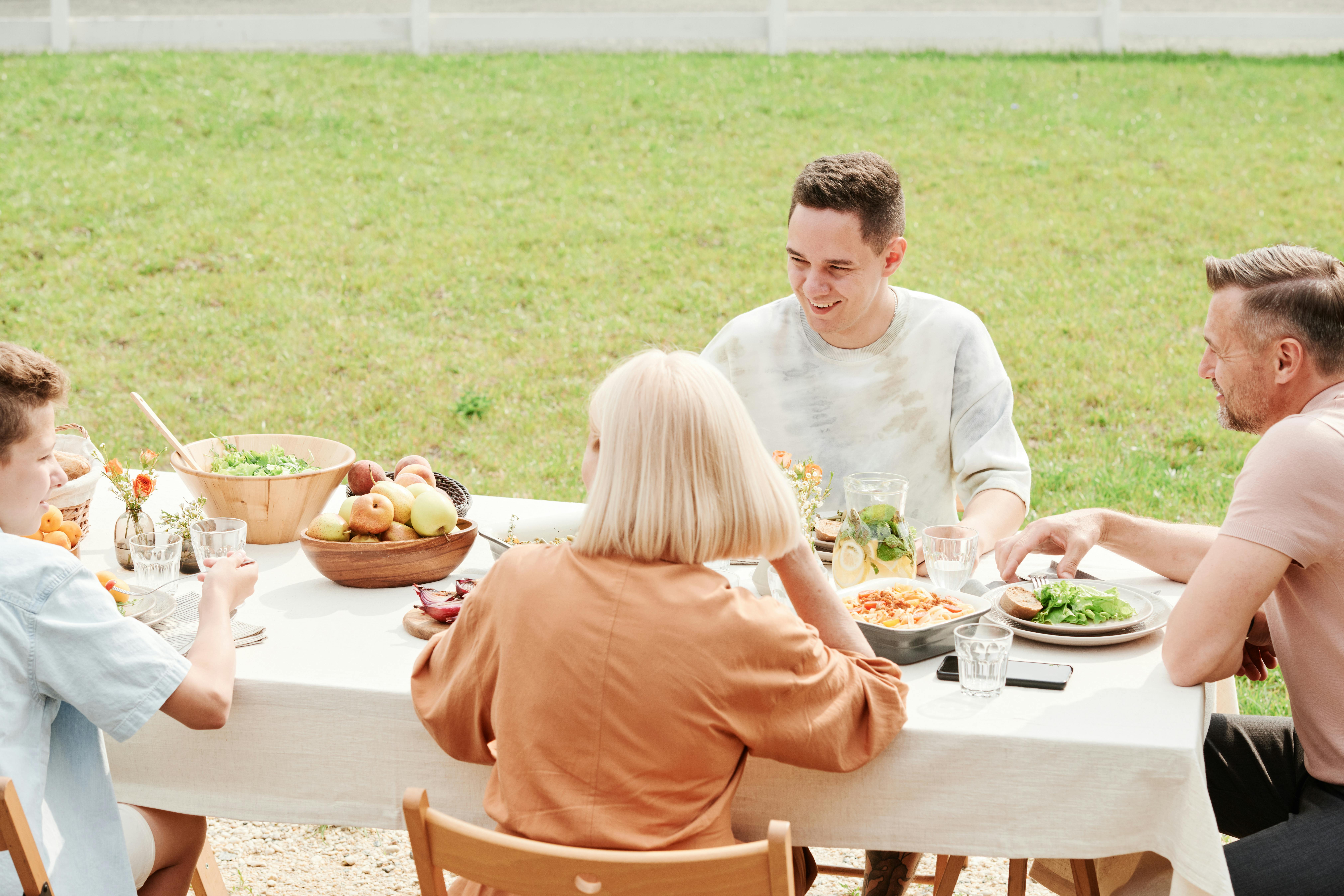Group enjoying a healthy meal together | Source: Pexels
