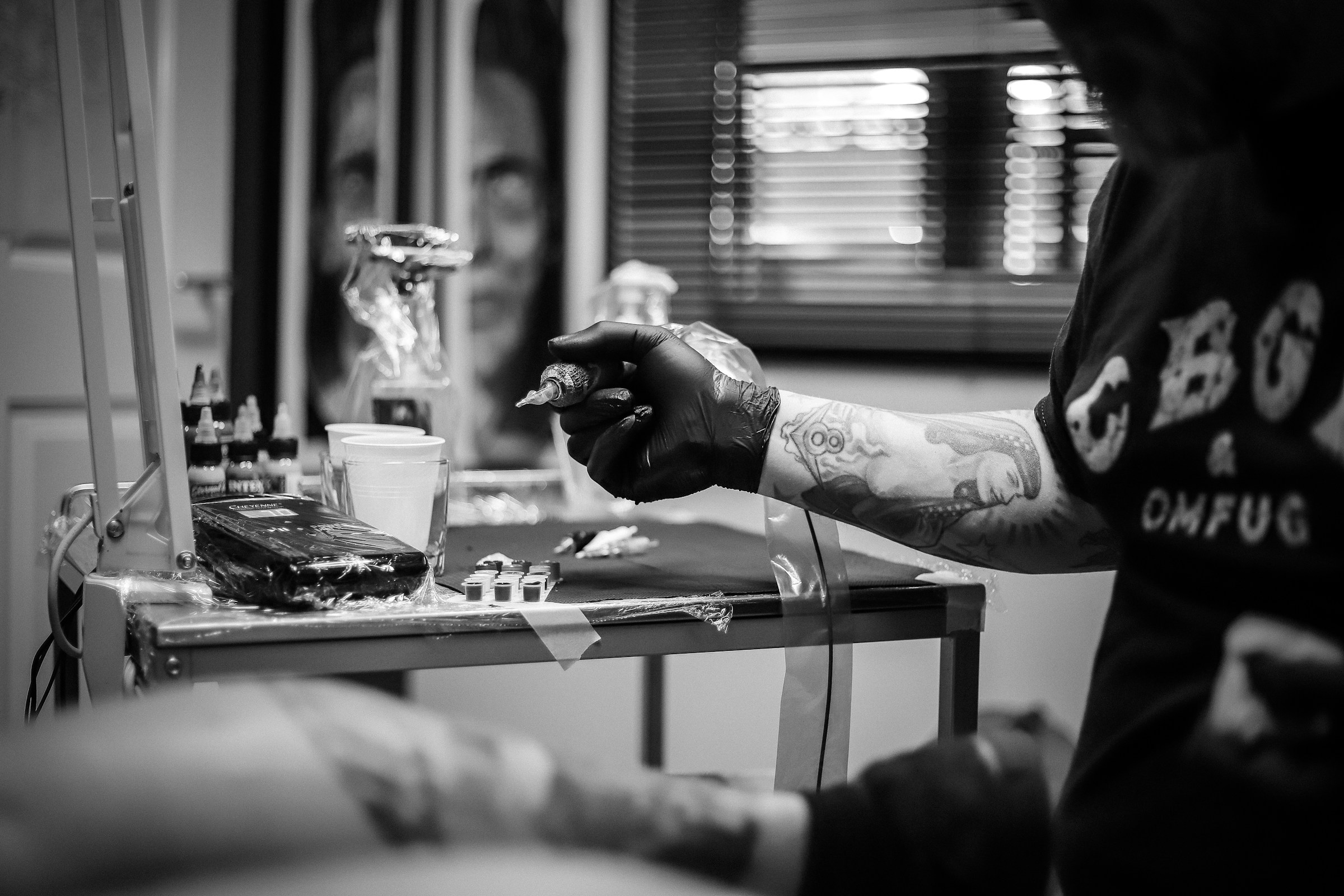 An artist holding a tattoo needle | Source: Unsplash