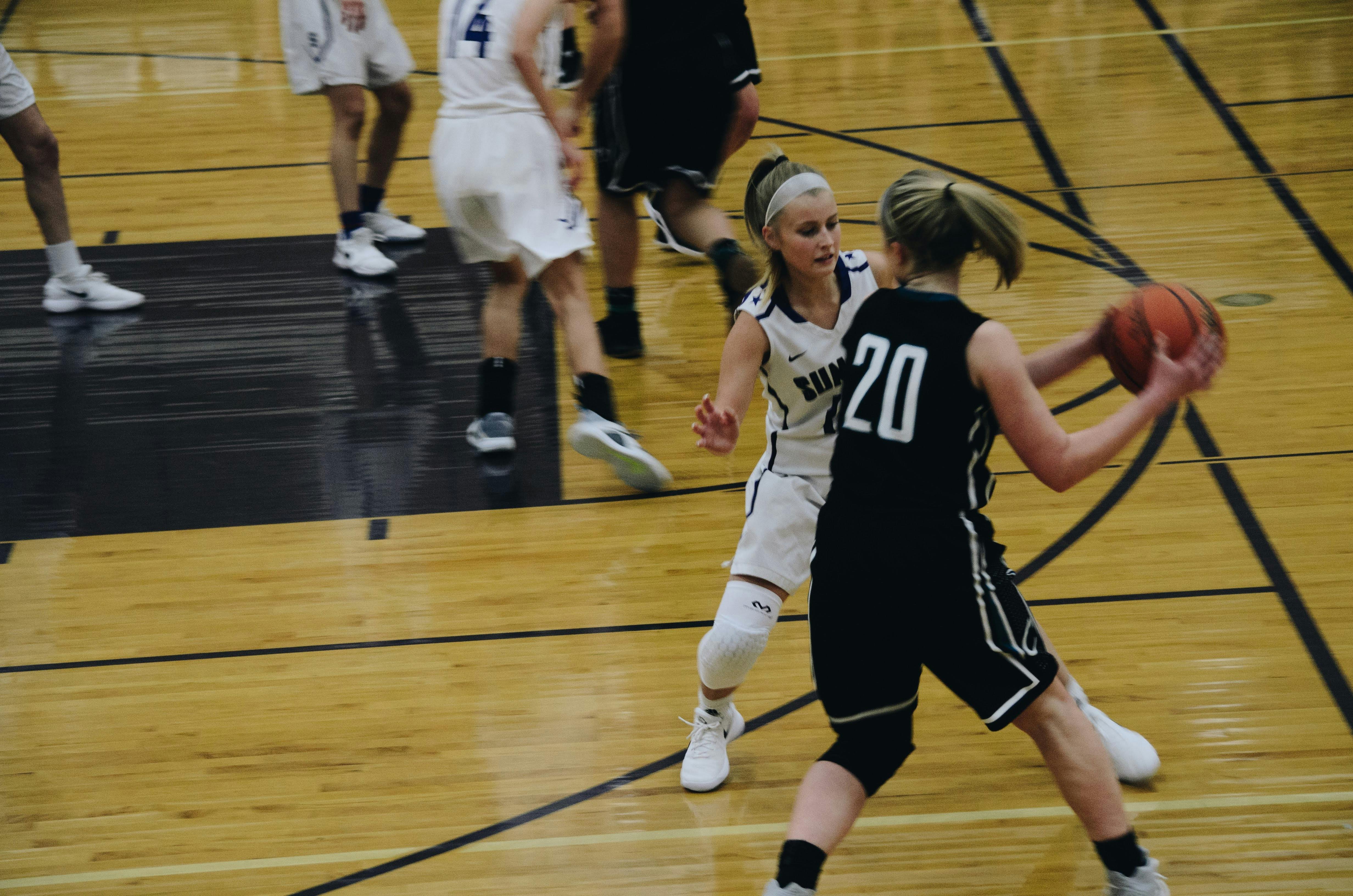 Women playing basketball | Source: Pexels