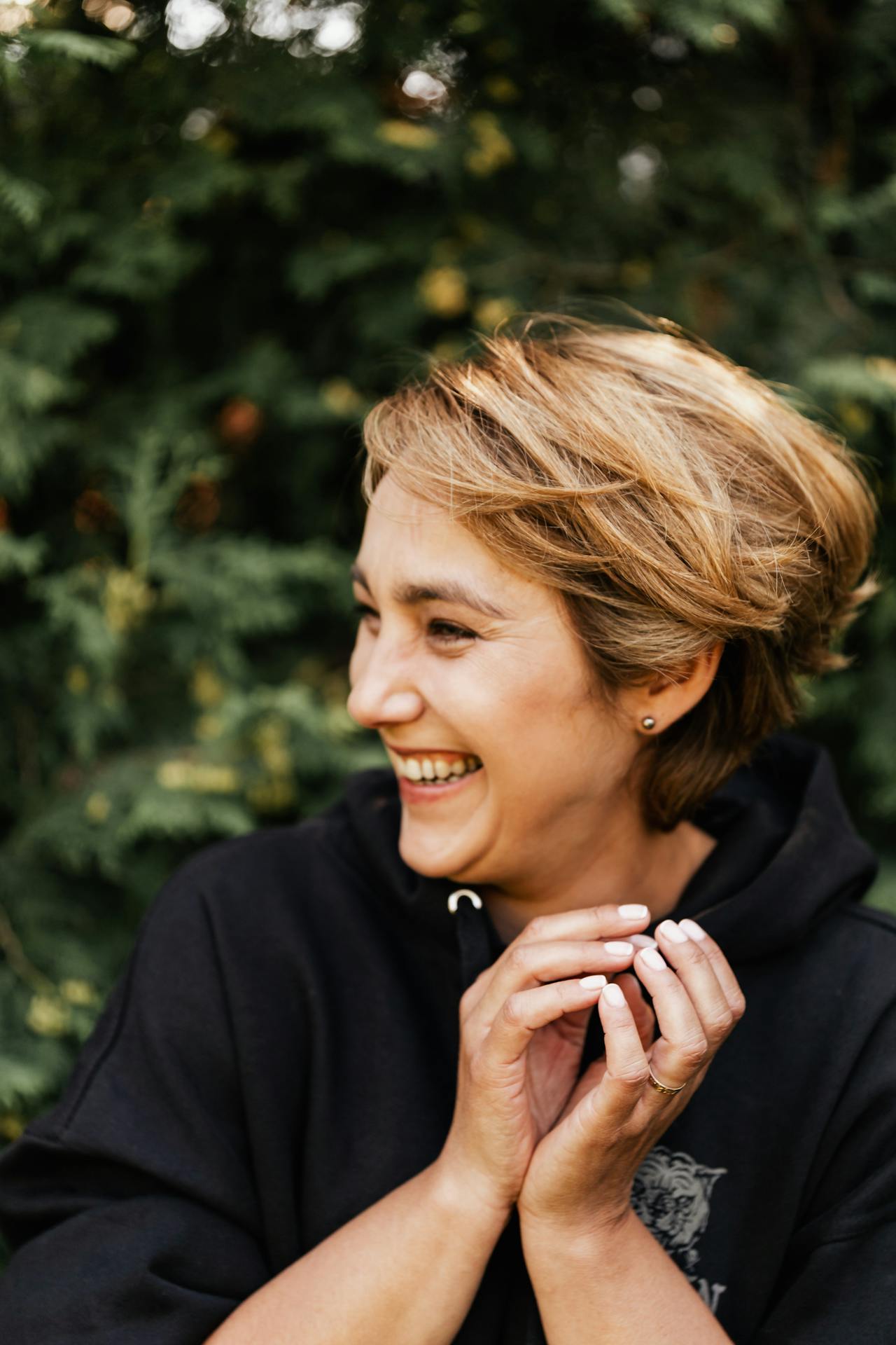 A woman laughing | Source: Pexels