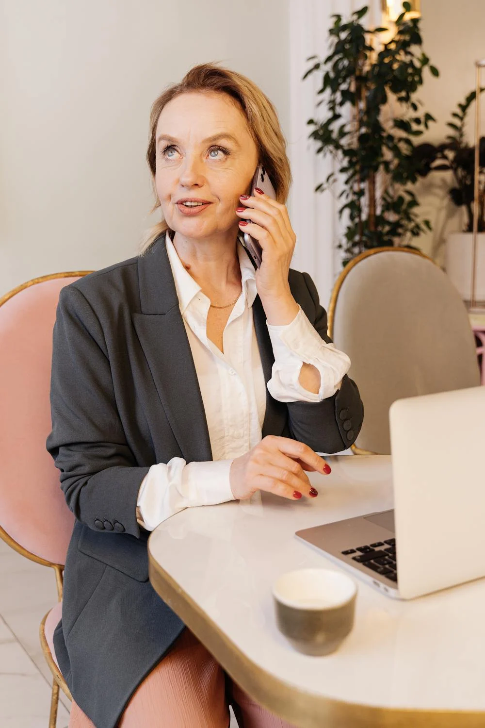 A woman talking on her phone | Source: Pexels