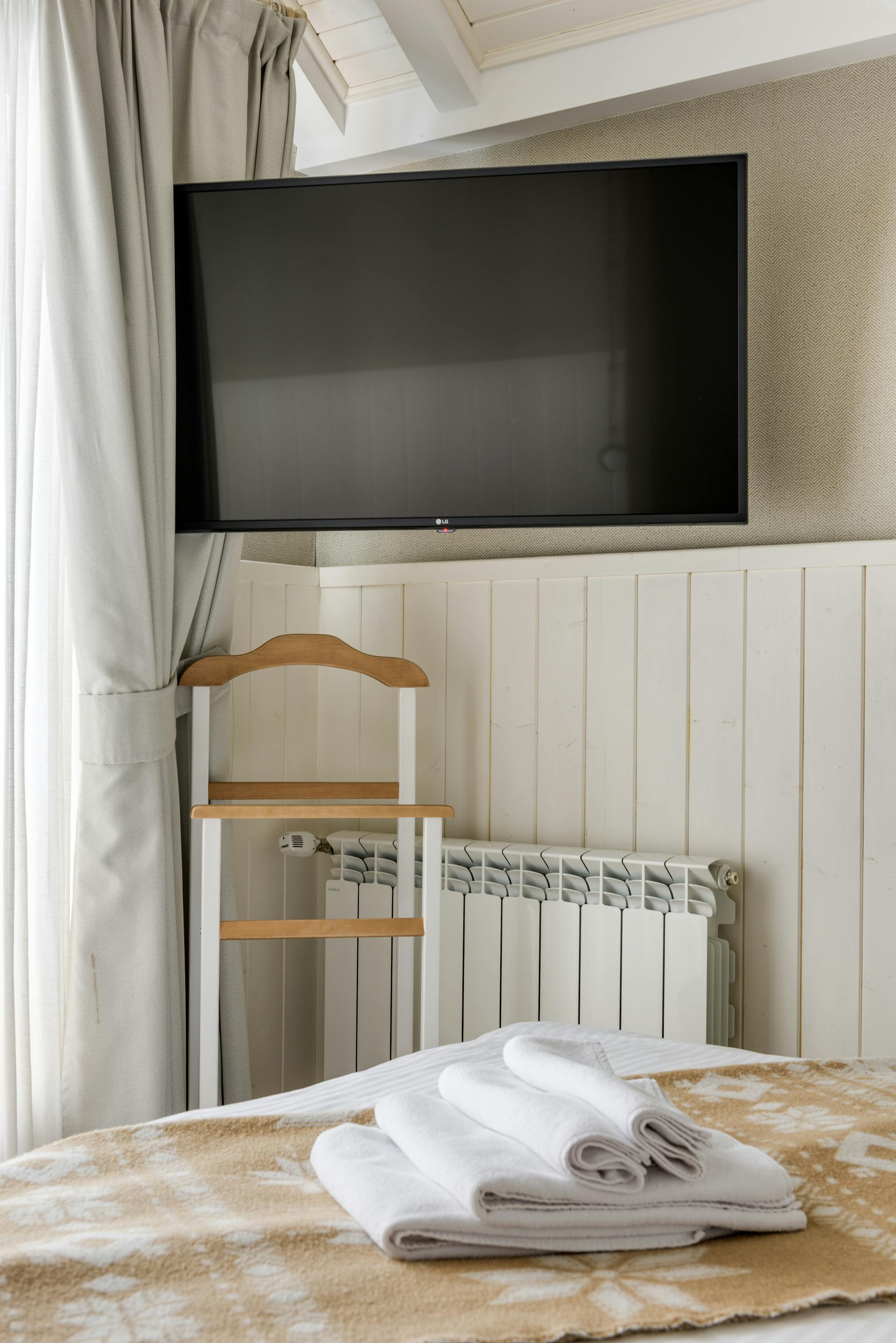 A TV in a bedroom | Source: Pexels