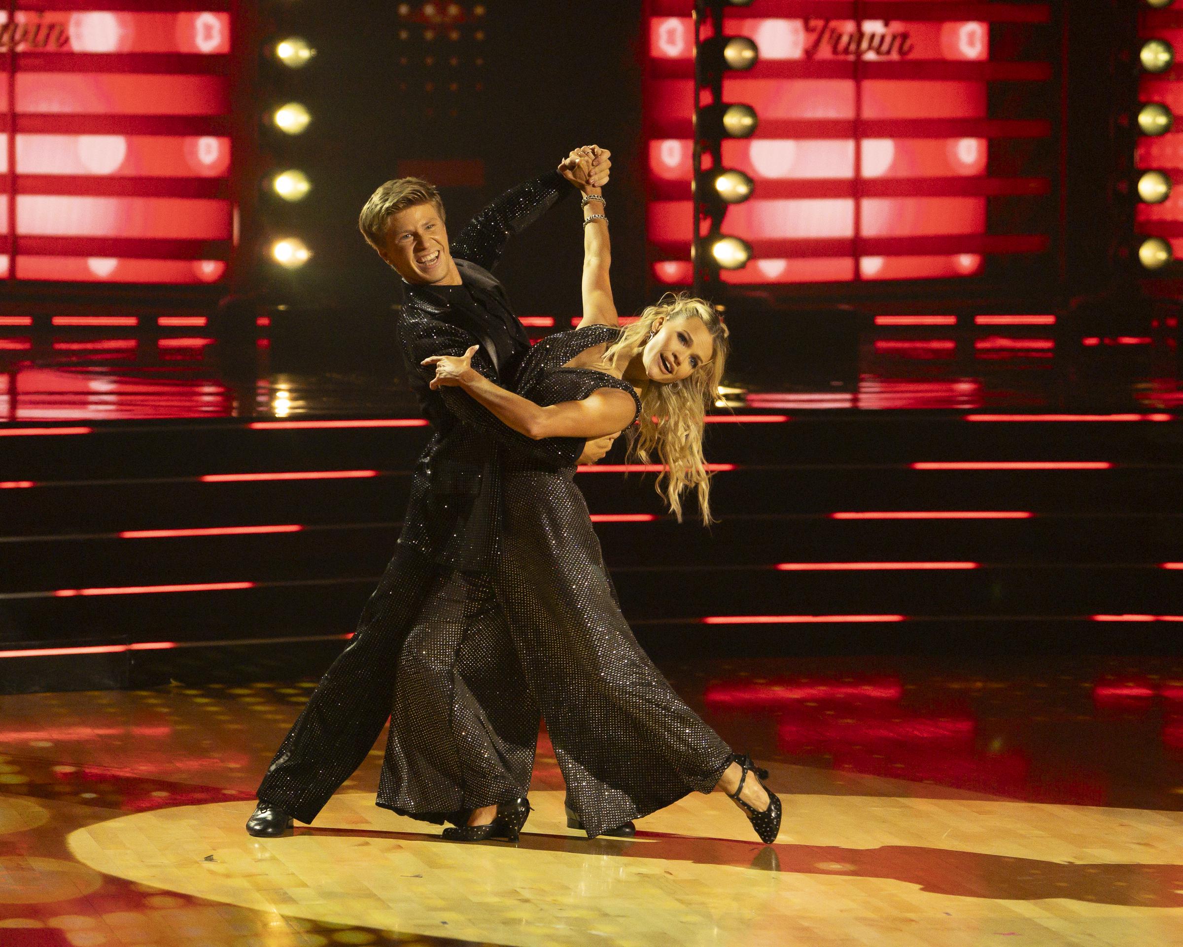 Robert Irwin and Witney Carson perform during the finale episode of "DWTS" Season 34 on November 25, 2025 | Source: Getty Images