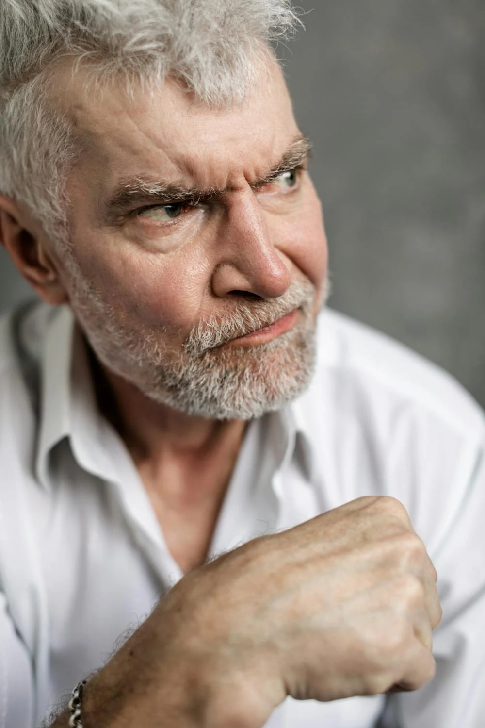 An annoyed man looking to his side | Source: Pexels