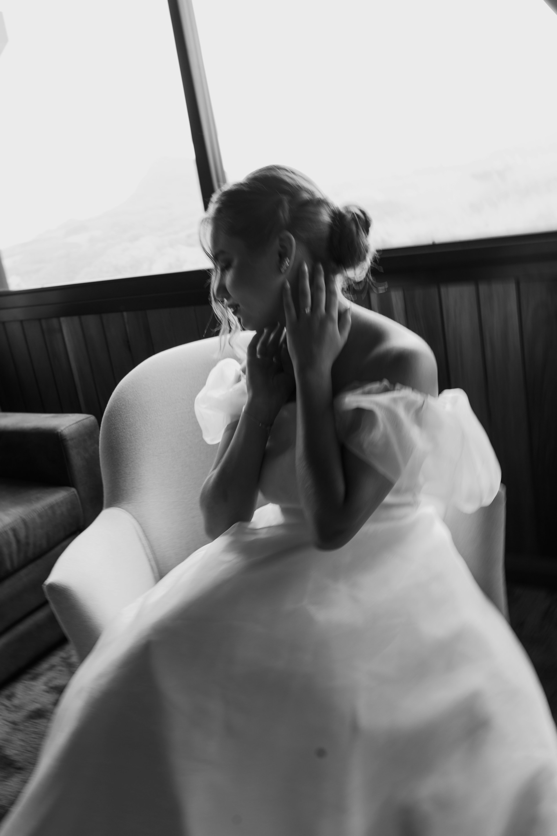 A bride sitting on the couch | Source: Unsplash