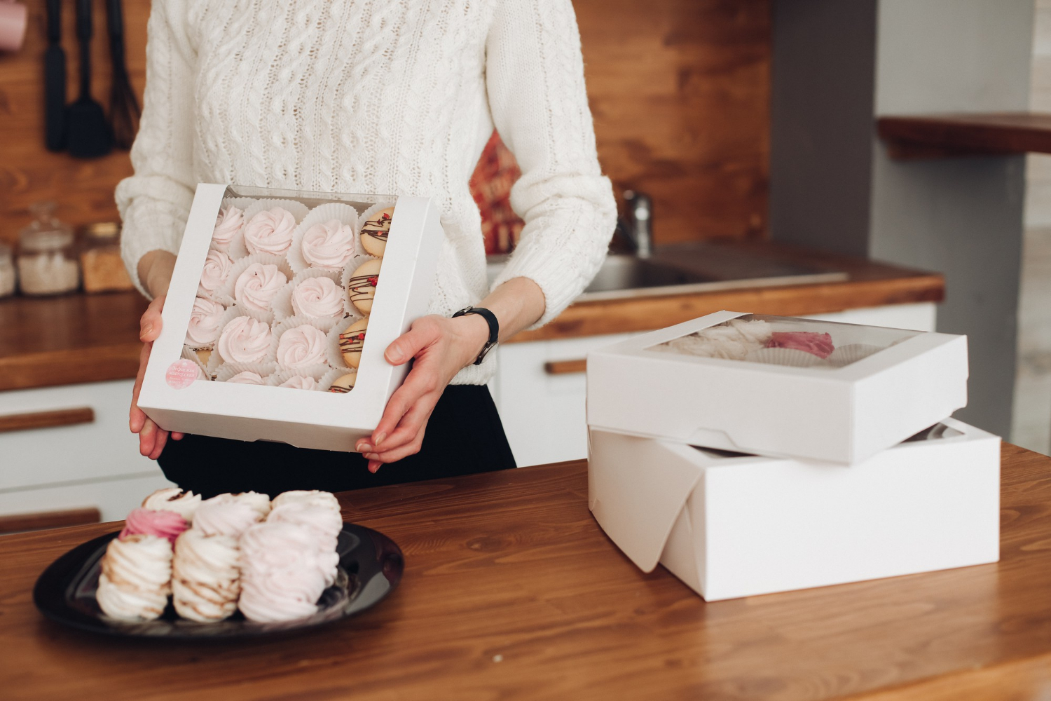 A woman holding a cake box | Source: Freepik
