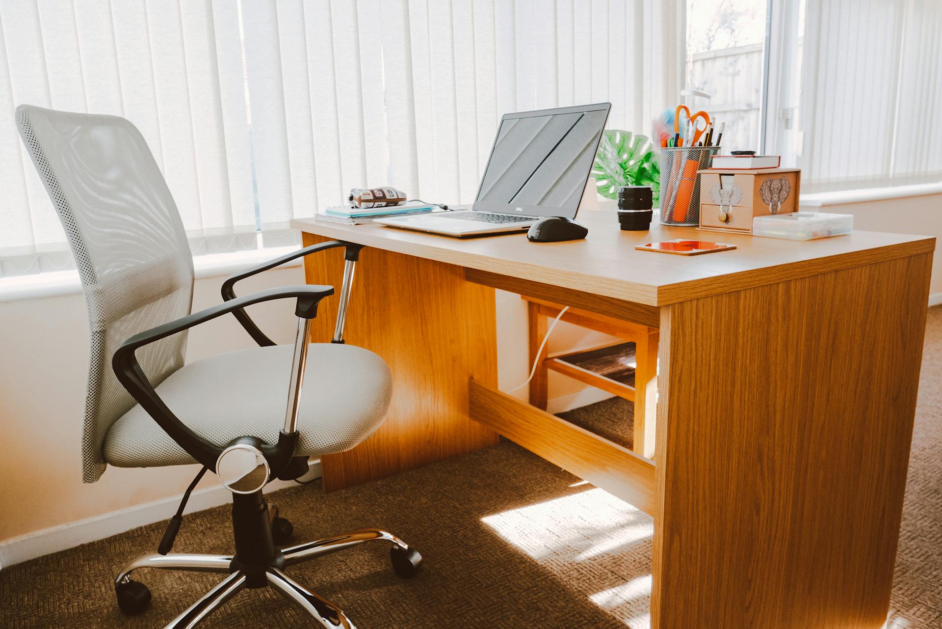 A chair and a table in an office | Source: Pexels