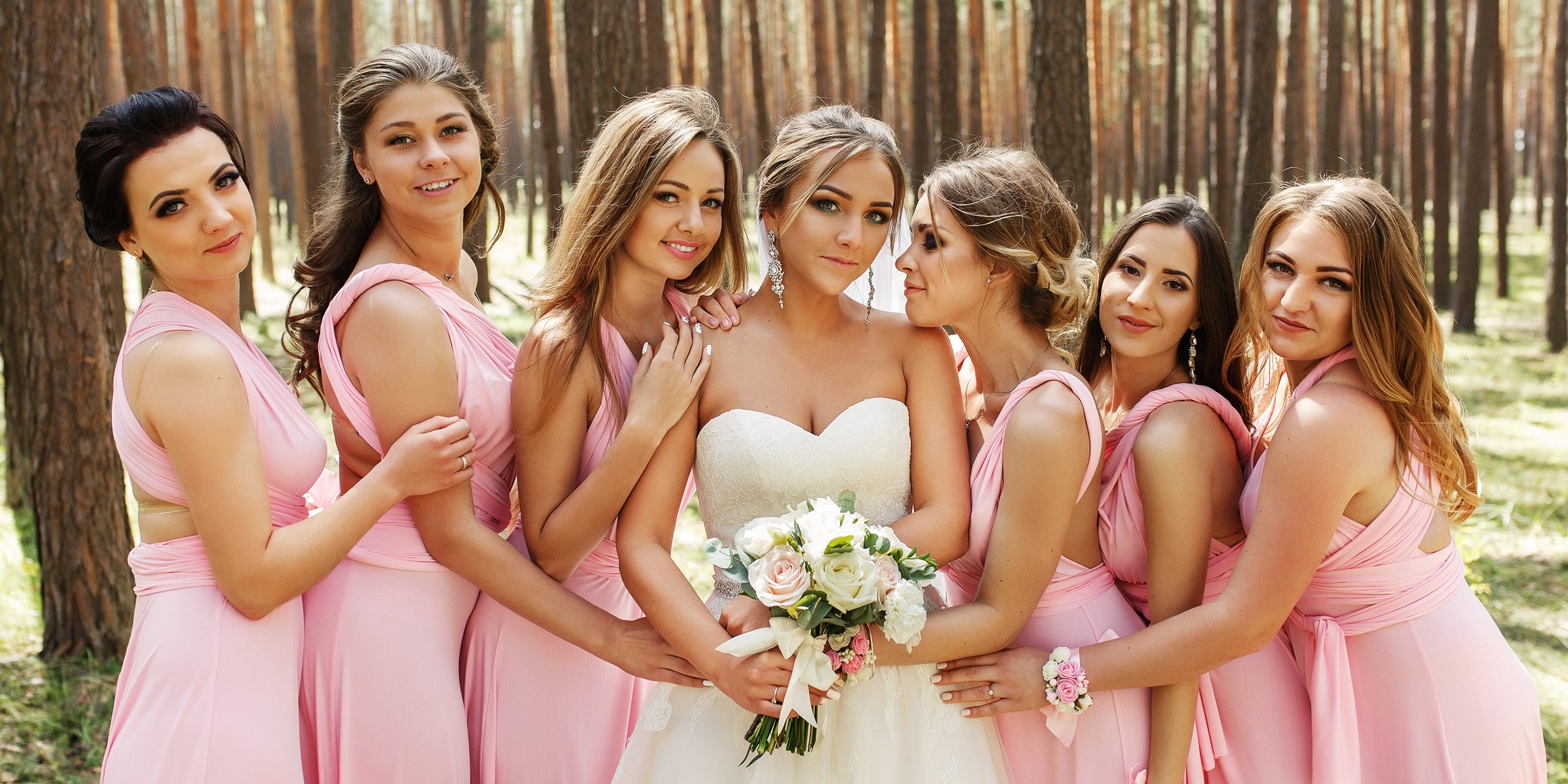 A bride posing with her six bridesmaids | Source: Shutterstock