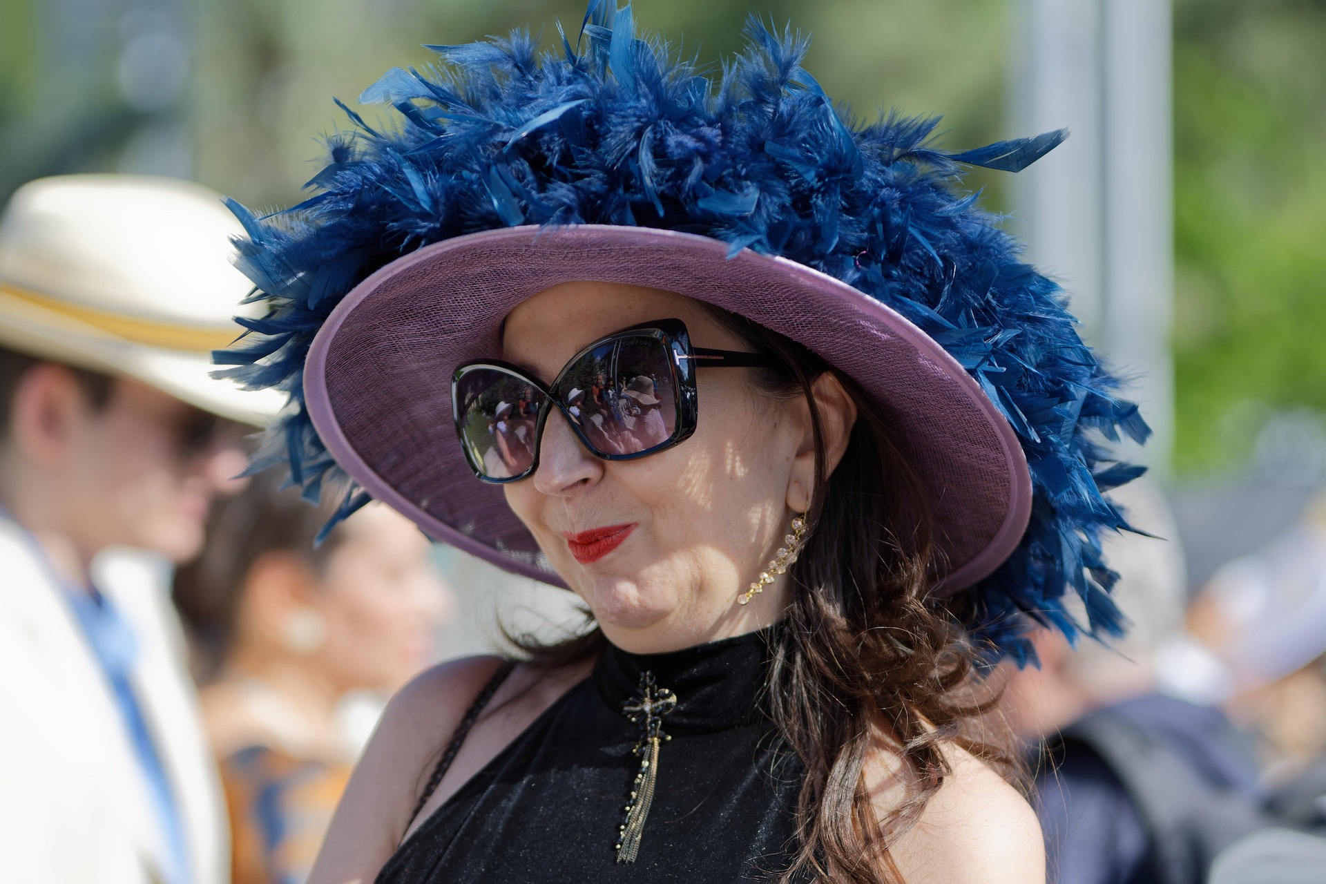 Woman with a colorful hat | Source: Pixabay