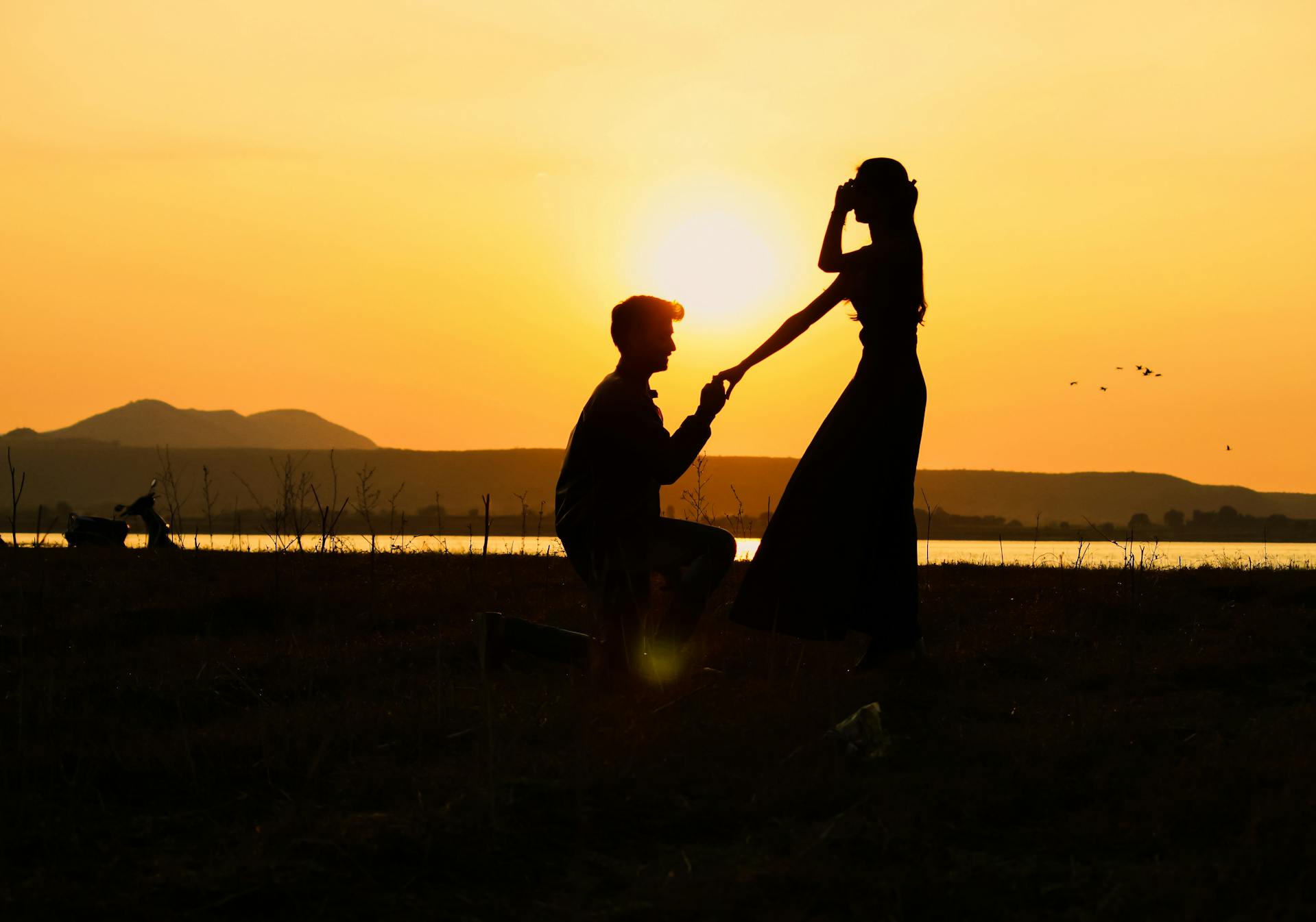 Silhouette of a man proposing to his girlfriend | Source: Pexels